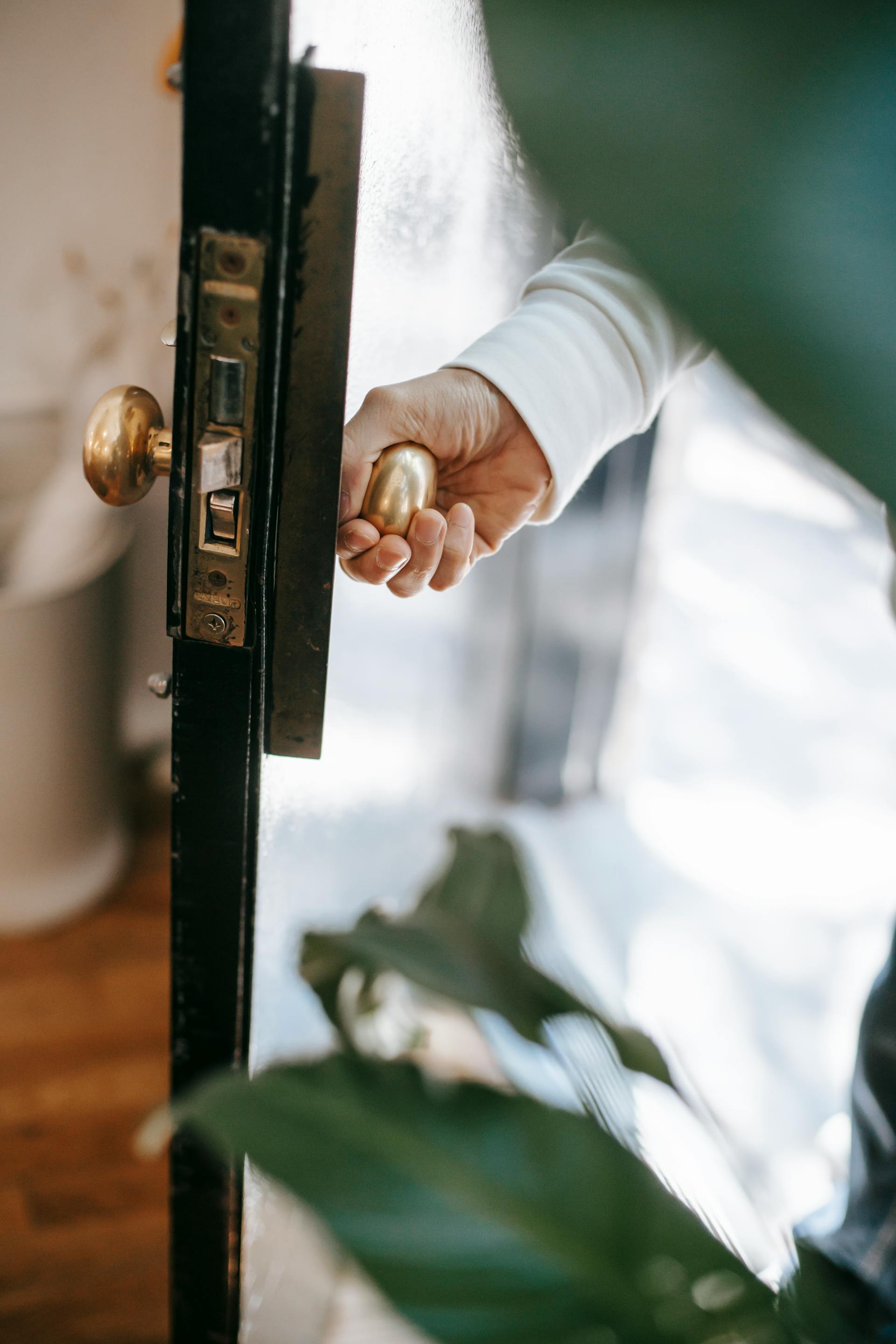 A person closing a door | Source: Pexels