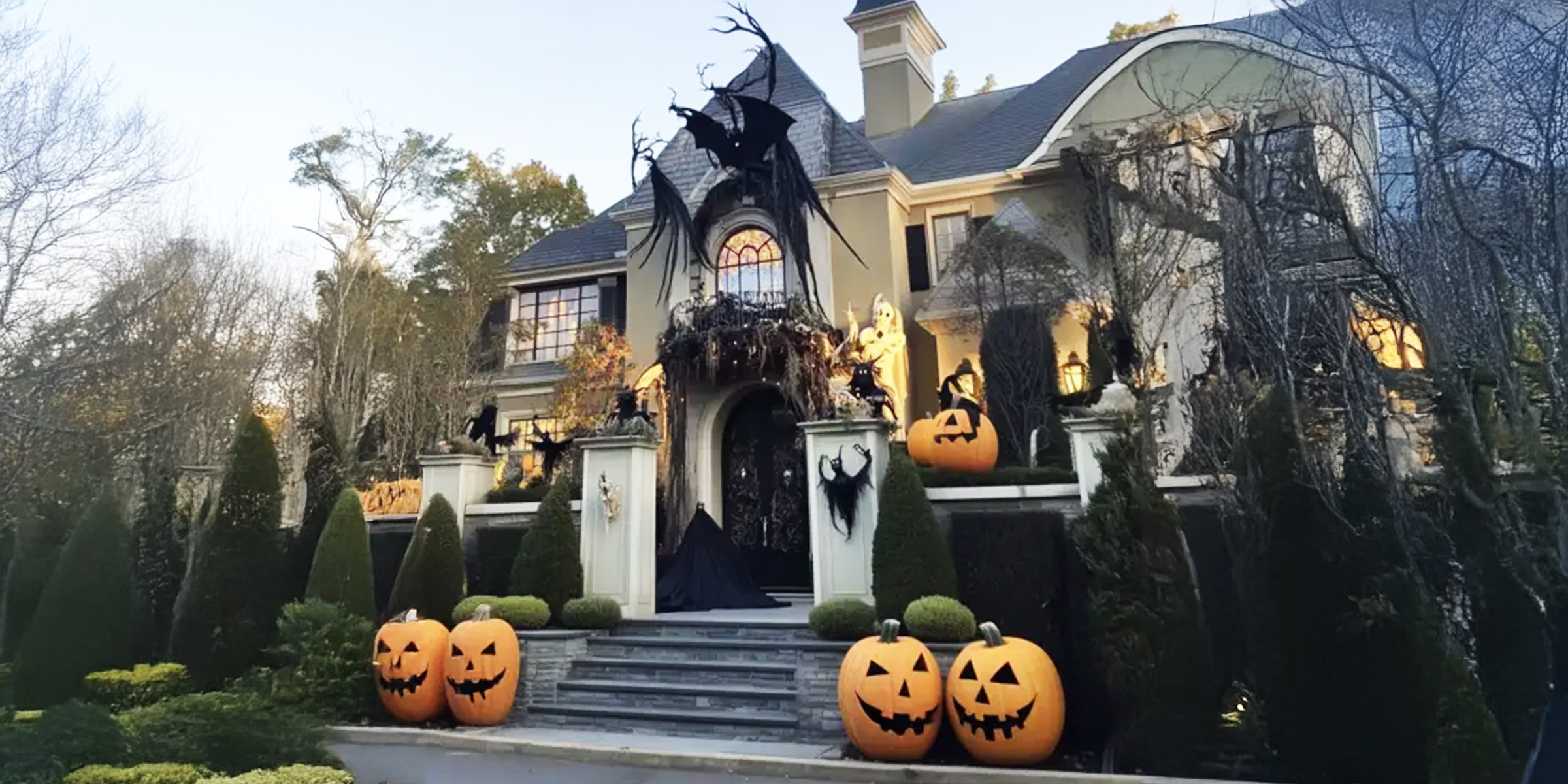 House decorated during Halloween | Source: Amomama