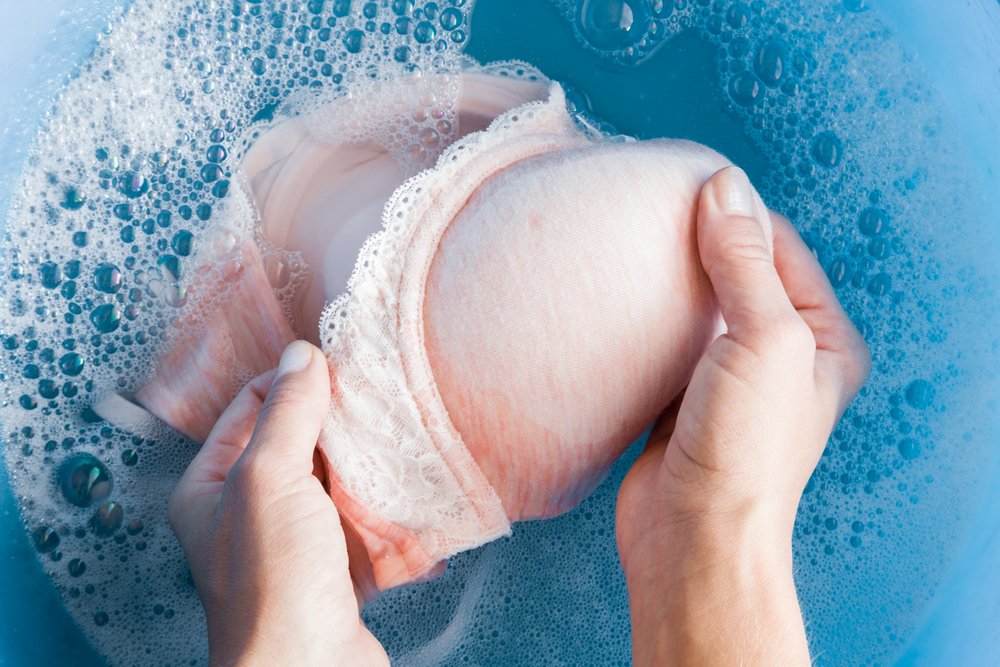 Mujer lavando un sujetador a mano. | Foto: Shutterstock