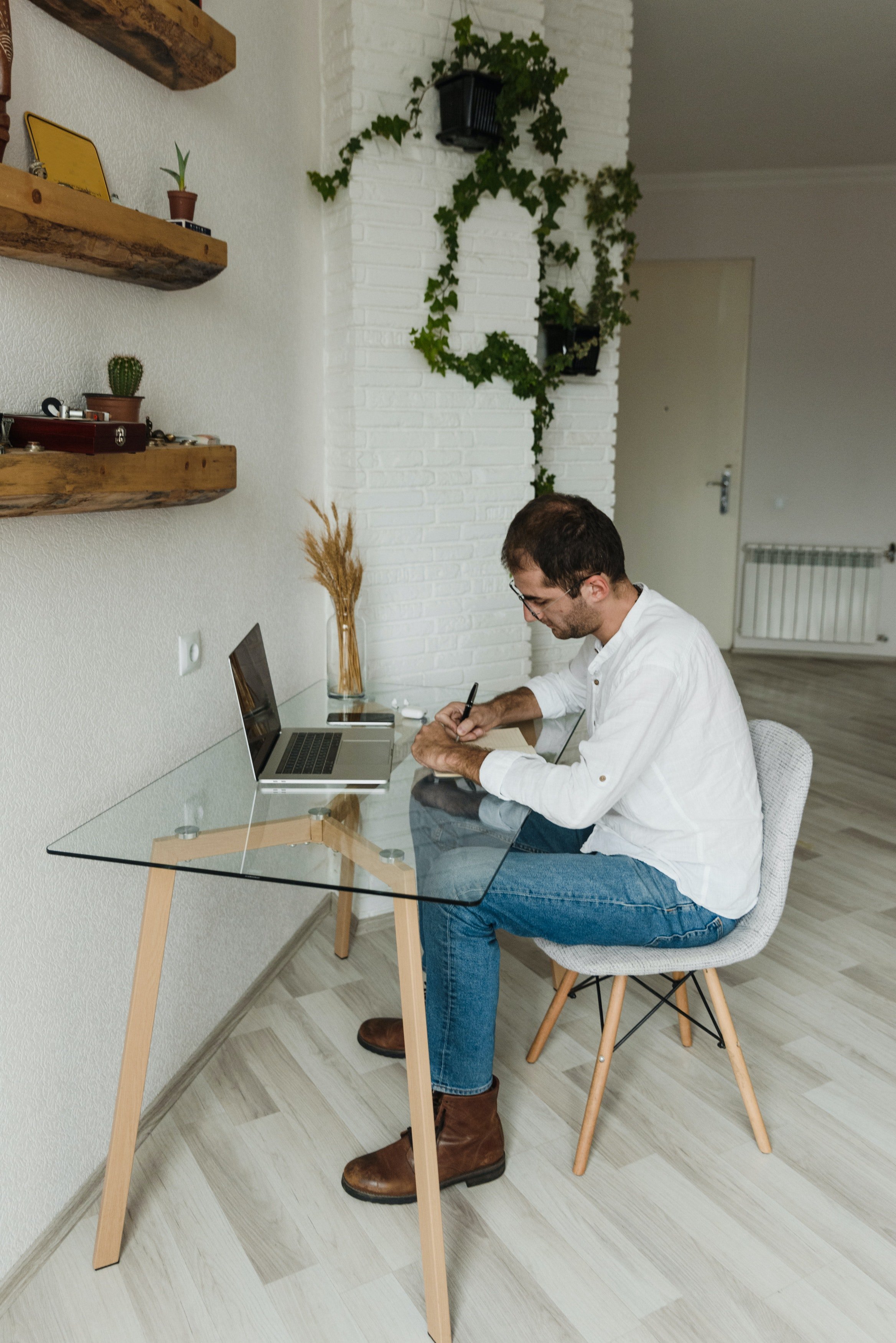 Hombre sentado en un escritorio. | Foto: Pexels