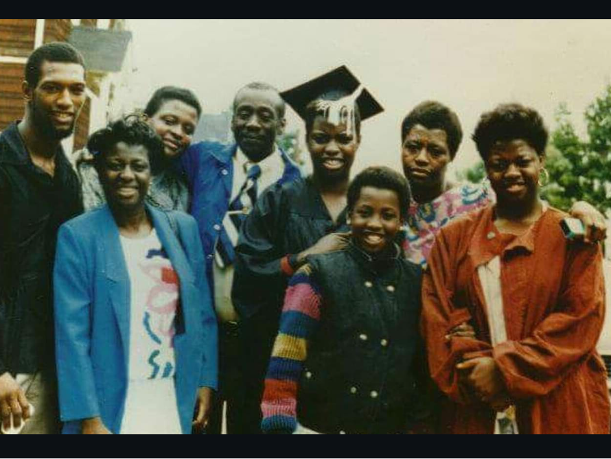 The actress poses with her parents and siblings in a rare family photo, from a post dated April 11, 2022. | Source: Instagram/violadavis