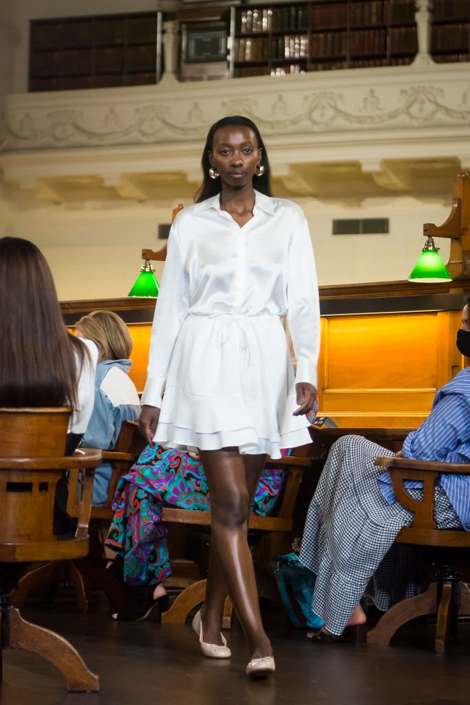 Un mannequin défilant en blanc à Melbourne | Photo : Getty Images