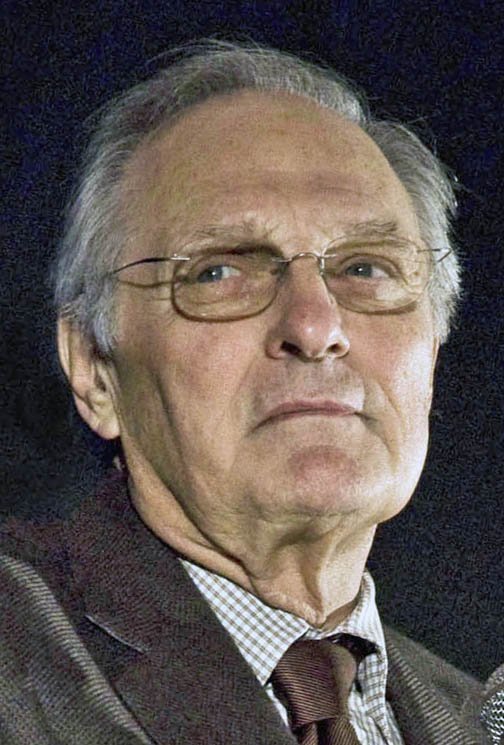 Alan Alda during a Q & A session following a screening of the movie "Nothing But the Truth" on December 14, 2008 | Photo: Wikimedia Commons Images