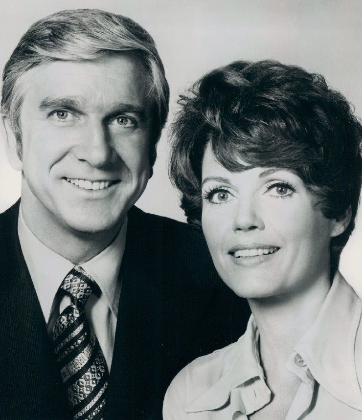 Leslie Nielsen & Elizabeth Allen in Bracken's World - publicity still | Photo: WikiMedia