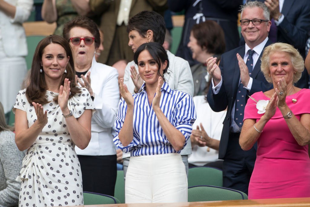 Meghan, duchesse de Sussex et Catherine, duchesse de Cambridge applaudissent l'arrivée de Serena Williams des États-Unis et d'Angelique Kerber d'Allemagne pour la finale du simple dames. | Photo : Getty Images