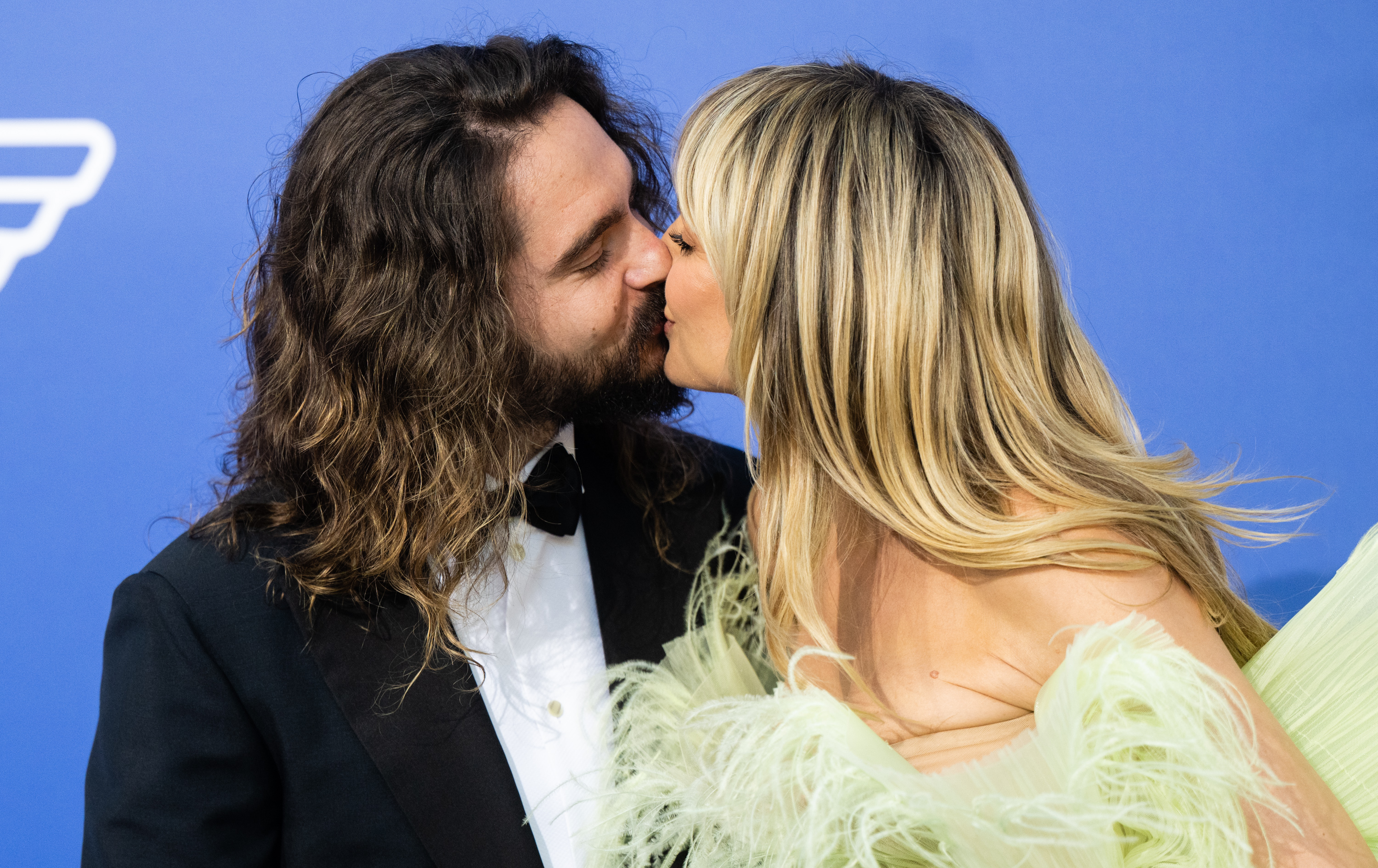 Tom Kaulitz and Heidi Klum sharing a kiss at the amfAR Cannes Gala in Cap d'Antibes, France on May 25, 2023 | Source: Getty Images