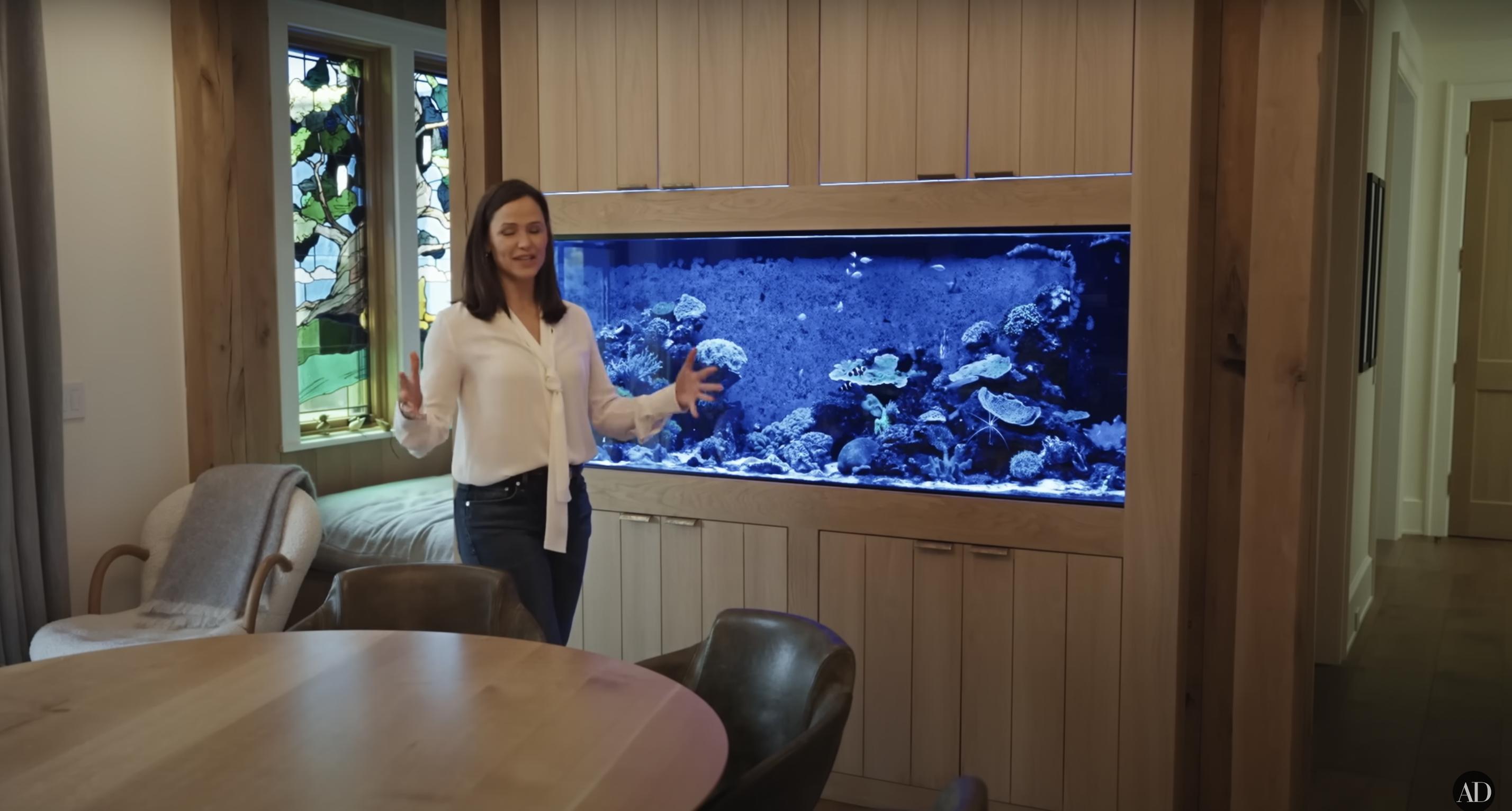 Jennifer Garner shows off her fish tank, dated September 3, 2024 | Source: YouTube/@Archdigest