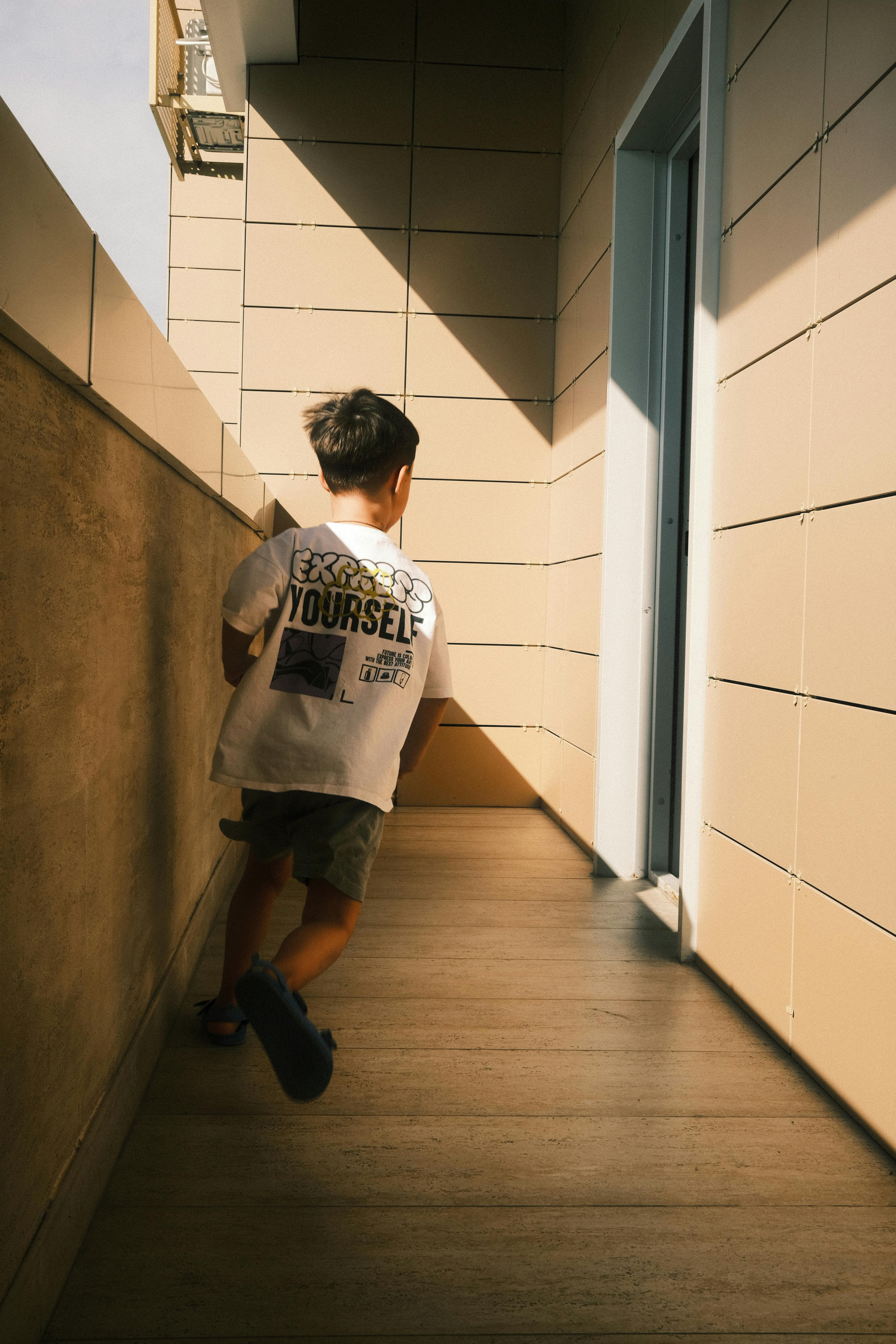 A young boy running | Source: Pexels