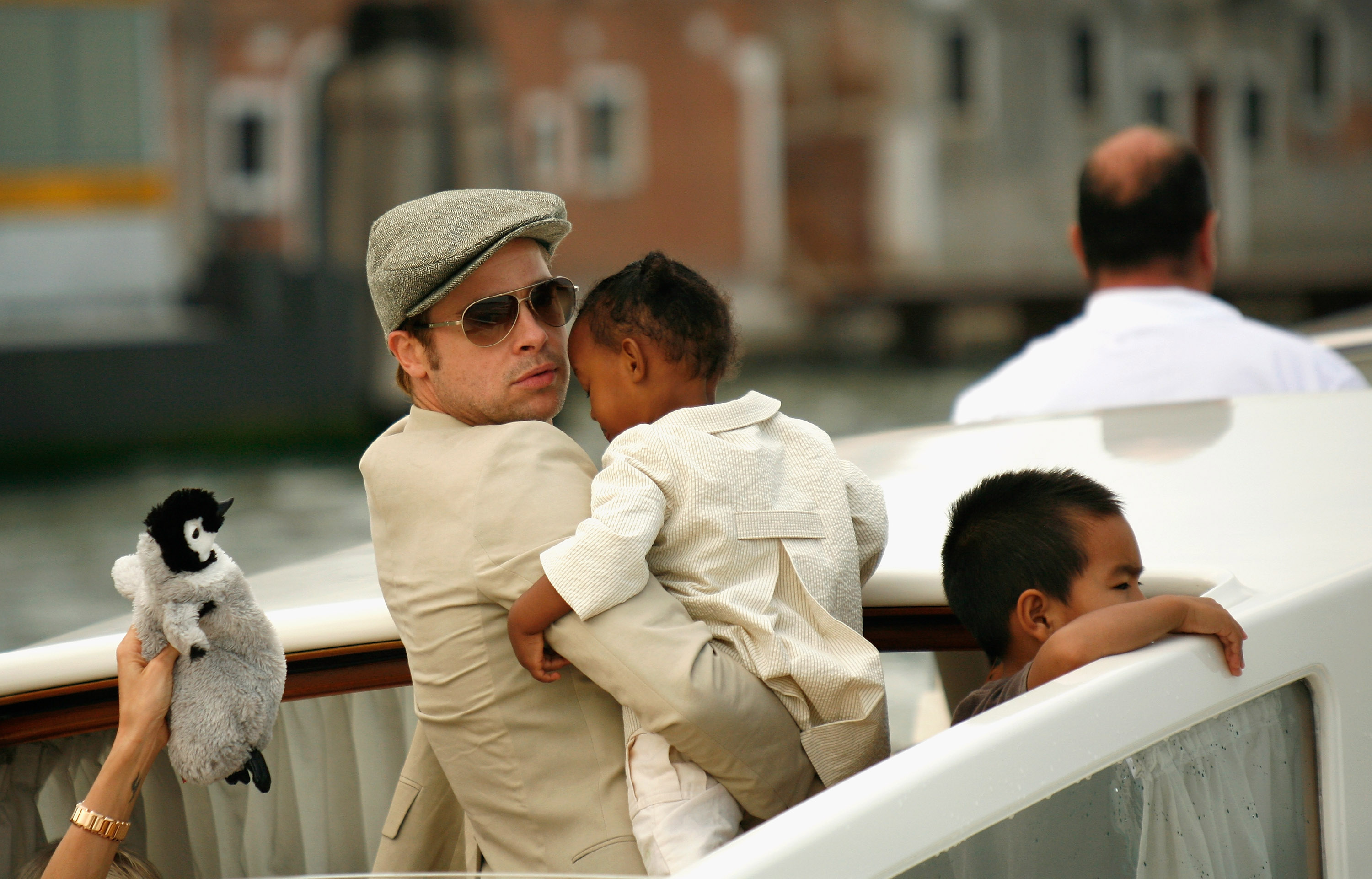 Brad Pitt and two of his children on September 3, 2007 in Venice. | Source: Getty Images
