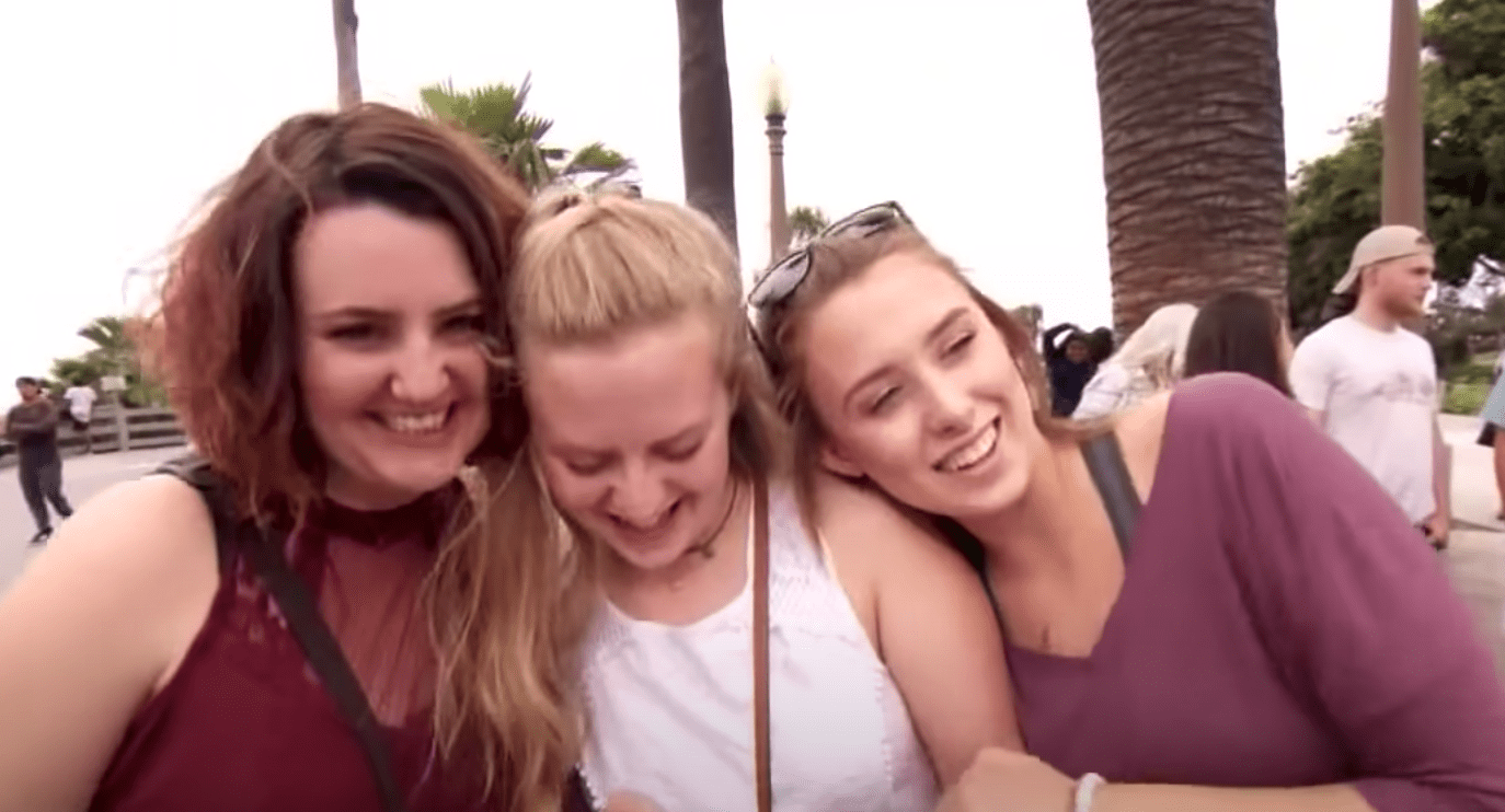 Neu entdeckte Schwestern versprechen, miteinander in Kontakt zu bleiben. | Quelle: Youtube.com/Inside Edition