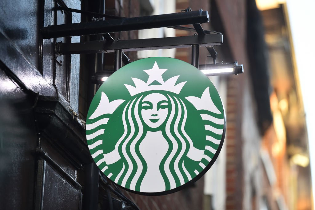 Starbucks-Logo ist am 22. November 2020 in Stoke-on-Trent, England, vor einem seiner Geschäfte zu sehen | Quelle: Getty Images
