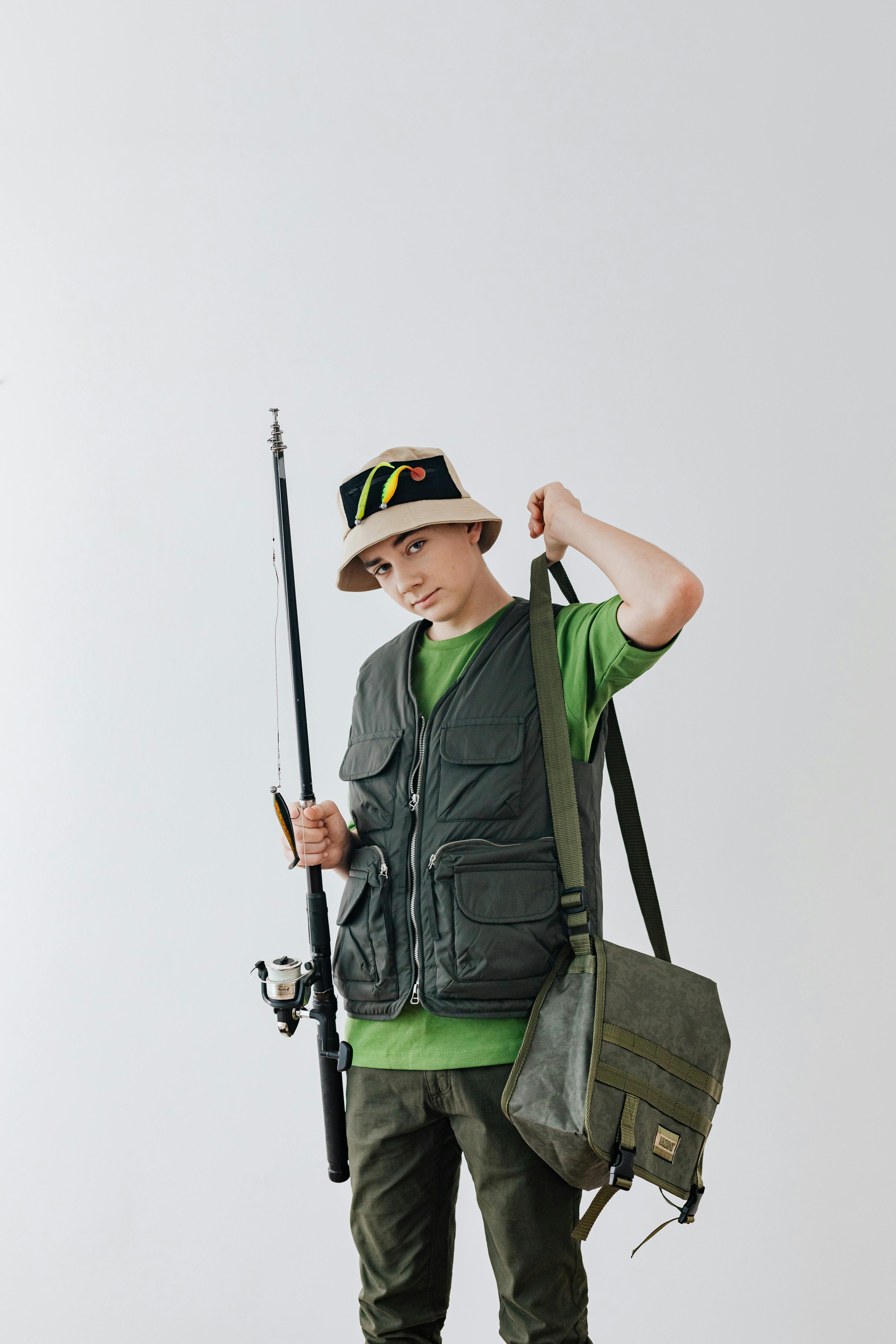 A boy holding a fishing rod | Source: Pexels