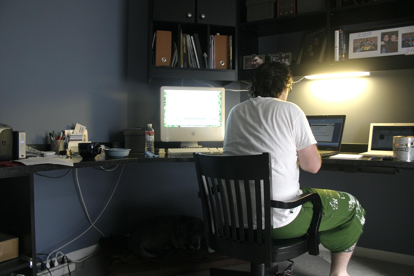 A man using a laptop at home | Source: Flickr