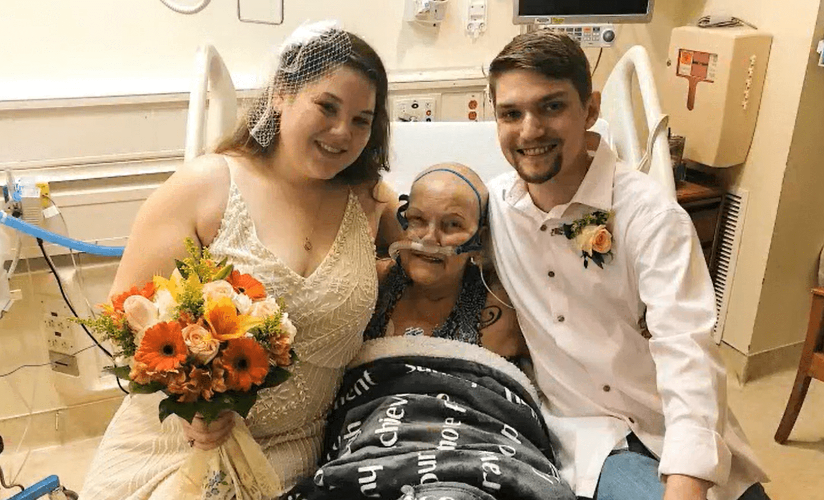 Sean y su prometido sentados con la abuela de Sean en el Methodist Hospital, Northeast el día de su boda. | Foto: Facebook/methodisthealthcaresa