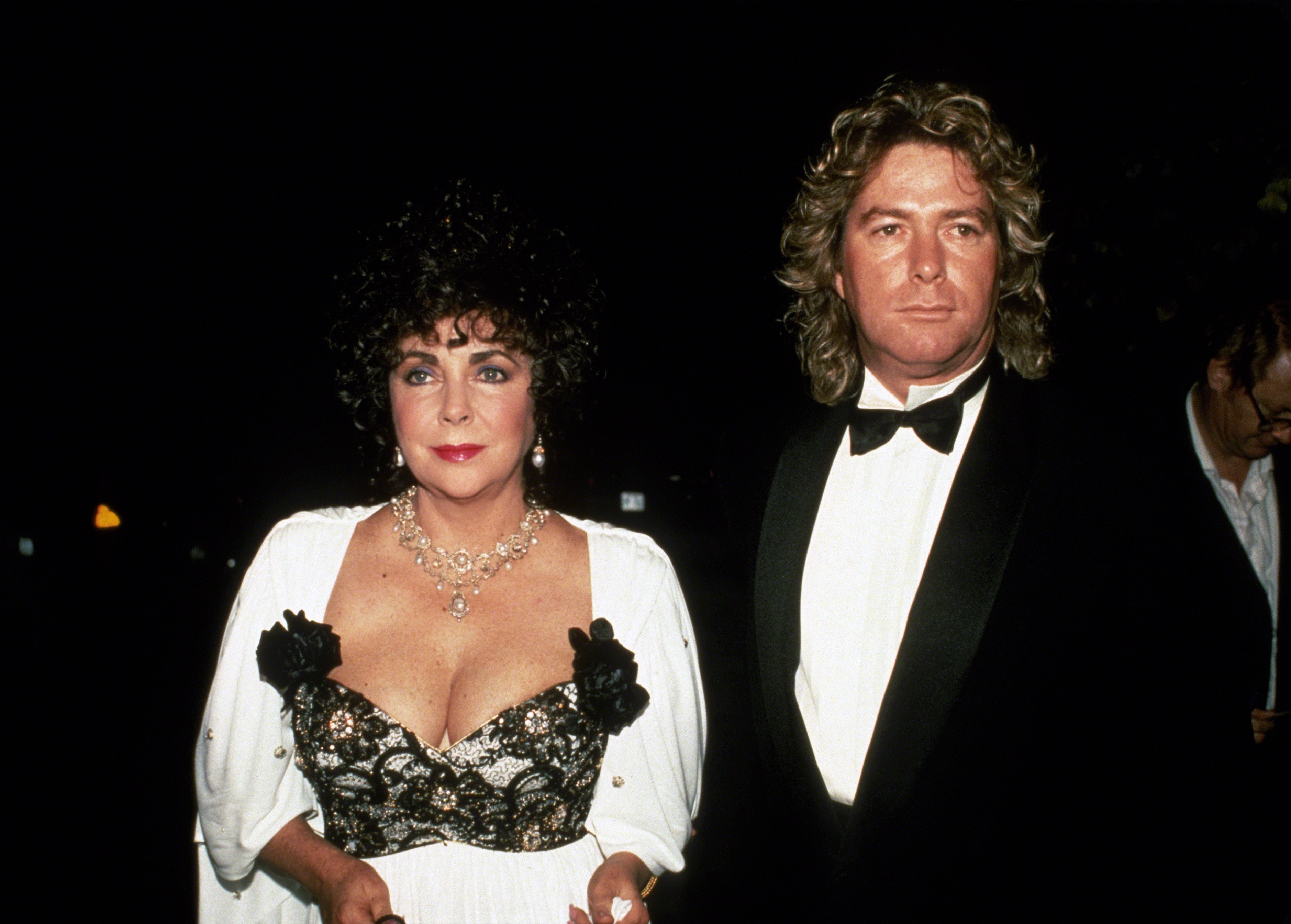 Elizabeth Taylor und Larry Fortensky um 1990 in New York City. | Quelle: Getty Images