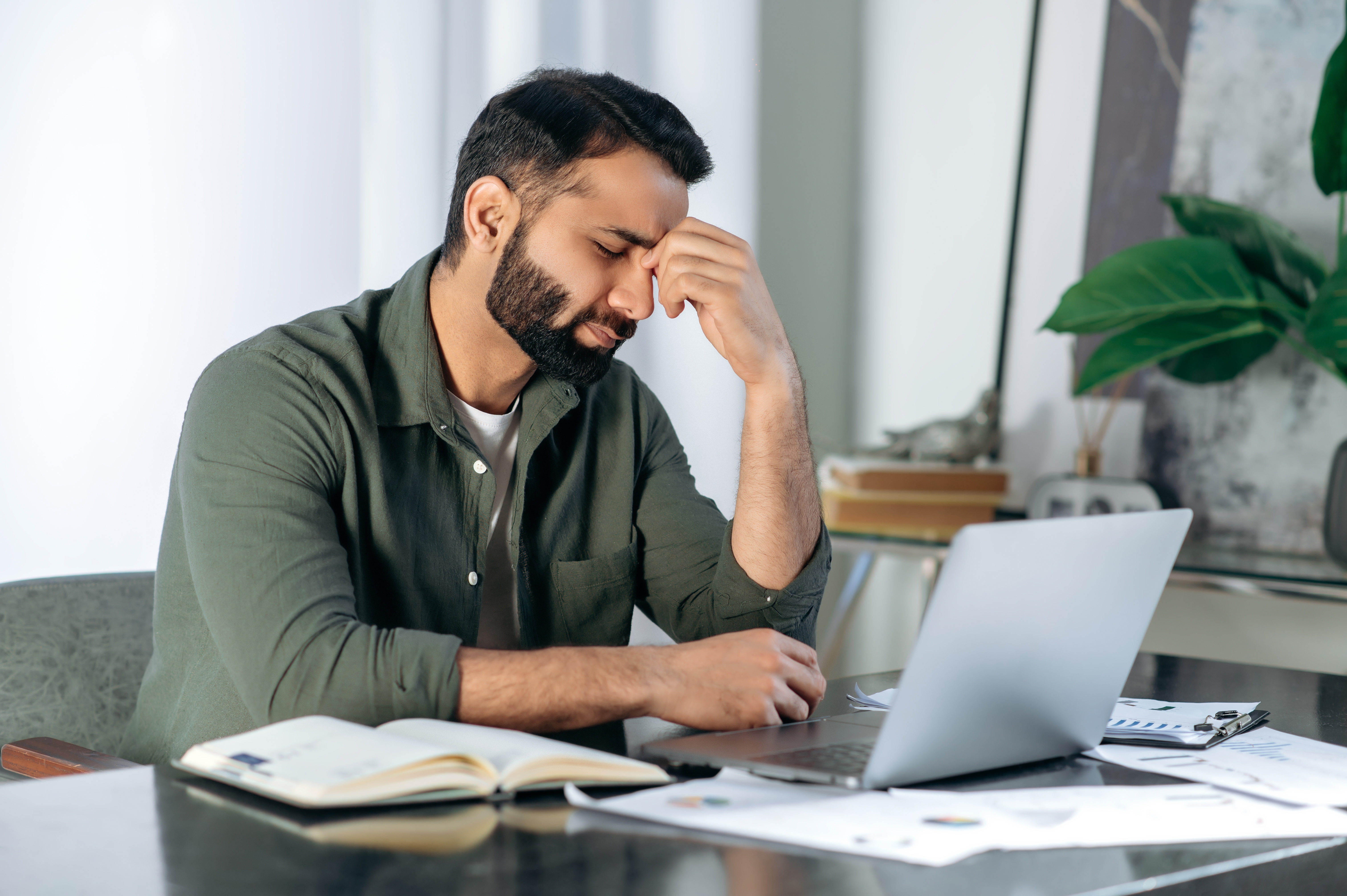 A man looking stressed | Source: Shutterstock