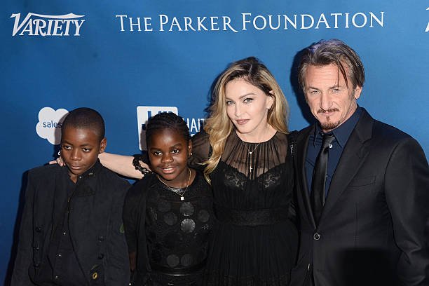 David Banda, Mercy James, musician Madonna, and actor Sean Penn arrive at the 5th Annual Sean Penn & Friends HELP HAITI HOME Gala benefiting J/P Haitian Relief Organization at Montage Hotel on January 9, 2016 in Beverly Hills, California | Photo: Getty Images