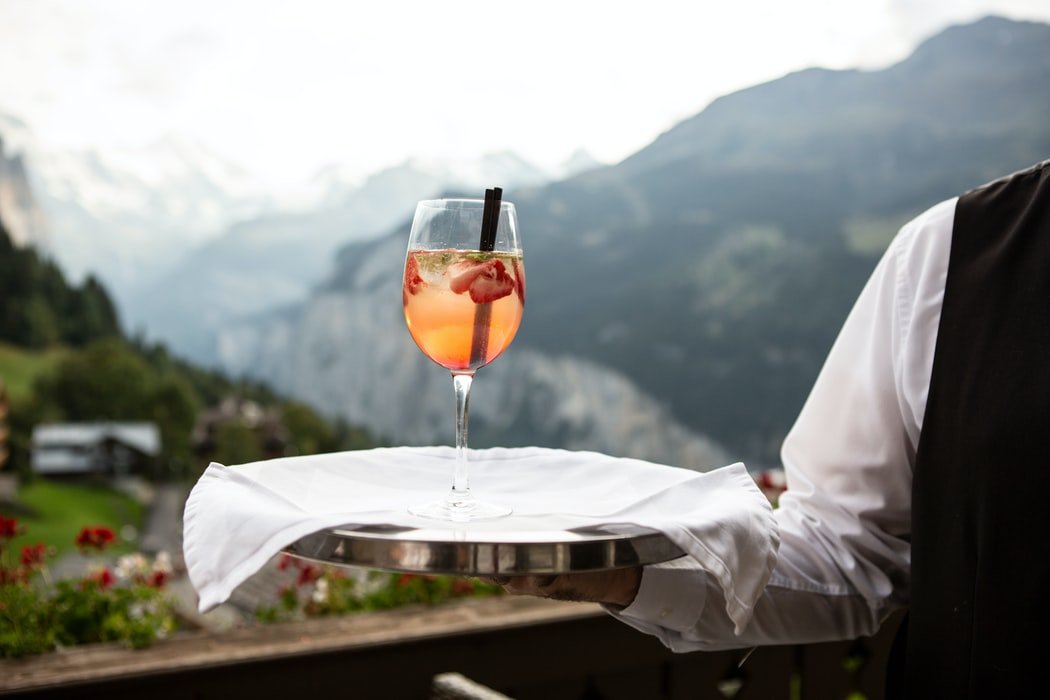 Waiter serving drinks | Source: Unsplash