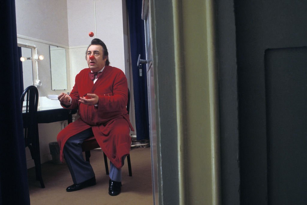 L’humoriste Raymond Devos dans sa logeI photo : Getty Images
