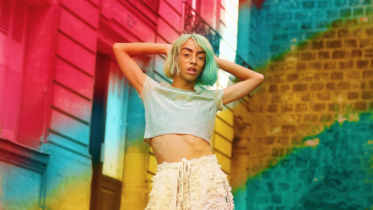 Image tirée du clip de "Dja dja" de Bilal Hassani / Source : Youtube / Bilal Hassani