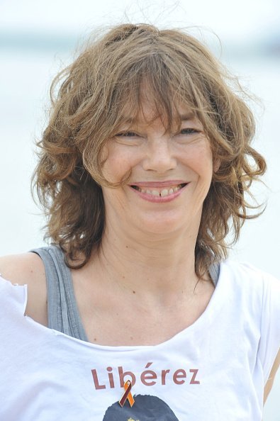 Jane Birkin lors du photo call de la "Marche pacifique pour sauver la Birmanie" pendant le 61ième Festival de Cannes. | Photo : Getty Images