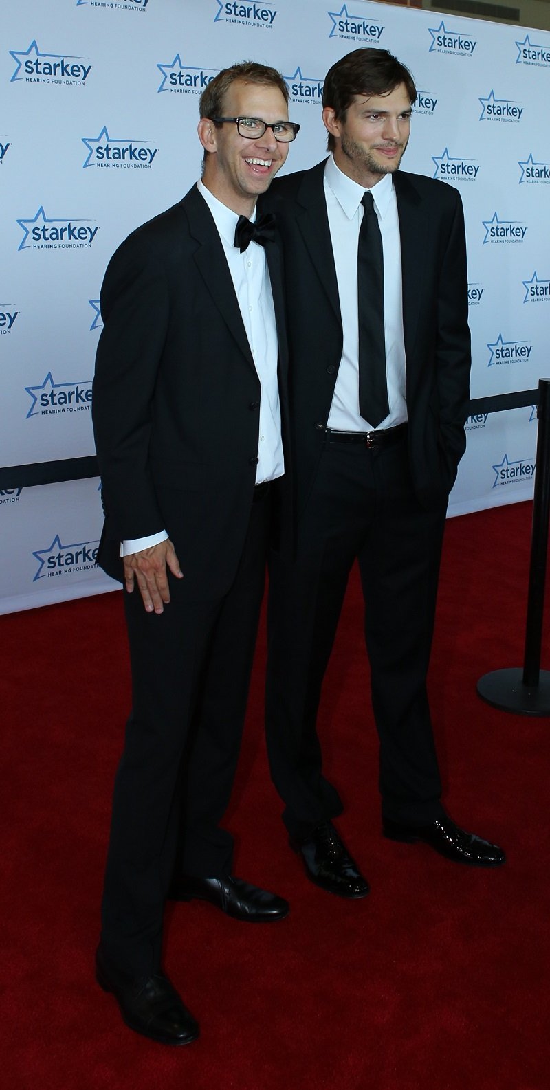 Michael Kutcher and twin brother Ashton Kutcher on July 28, 2013 in St. Paul, Minnesota | Photo: Getty Images