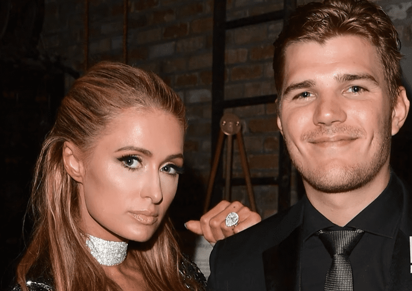 Paris Hilton pictured with Chris Zylka. | Photo: YouTube/E! News