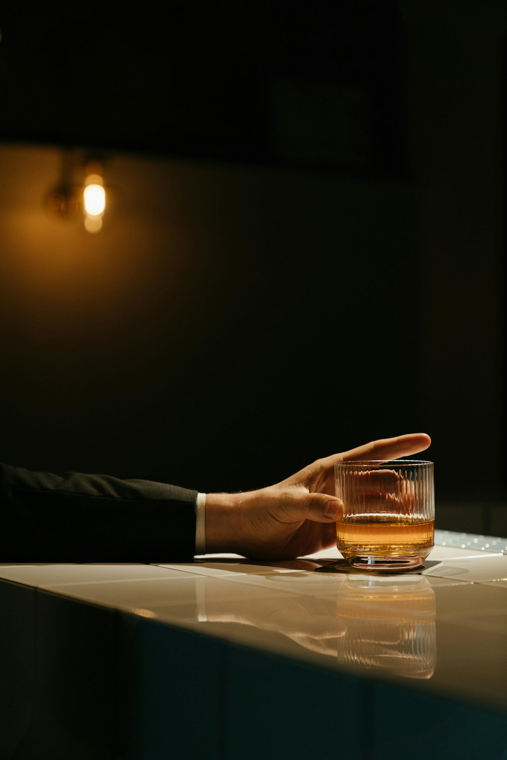 A man holding a glass of whiskey | Source: Pexels