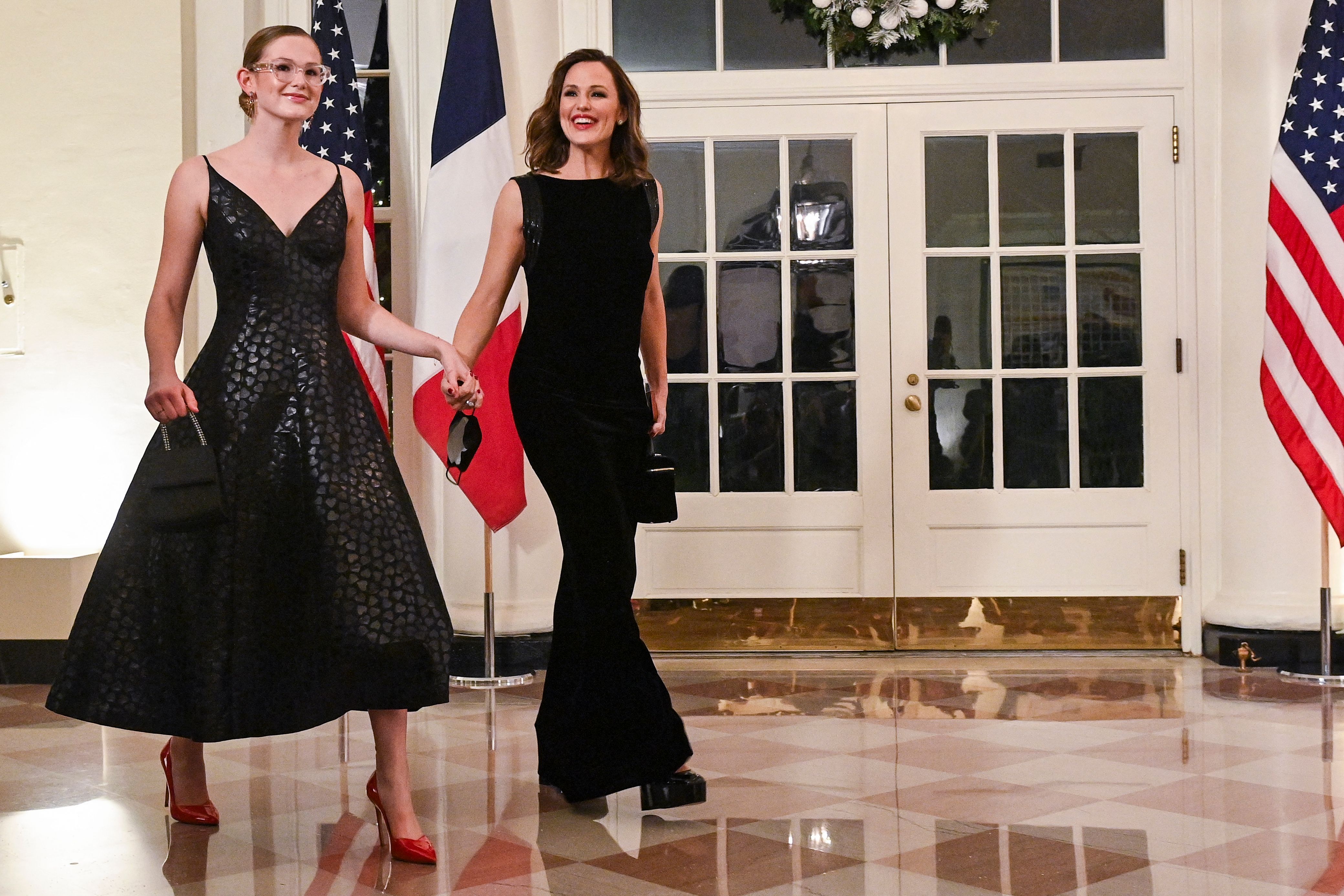 Jennifer Garner and her daughter Violet Affleck arrive at the White House in Washington, DC, on December 1, 2022 | Source: Getty Images