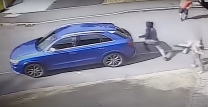Momento en el que los ladrones intentaron despojar de su carro a la abuela de 55 años. | Foto: YouTube/latest news