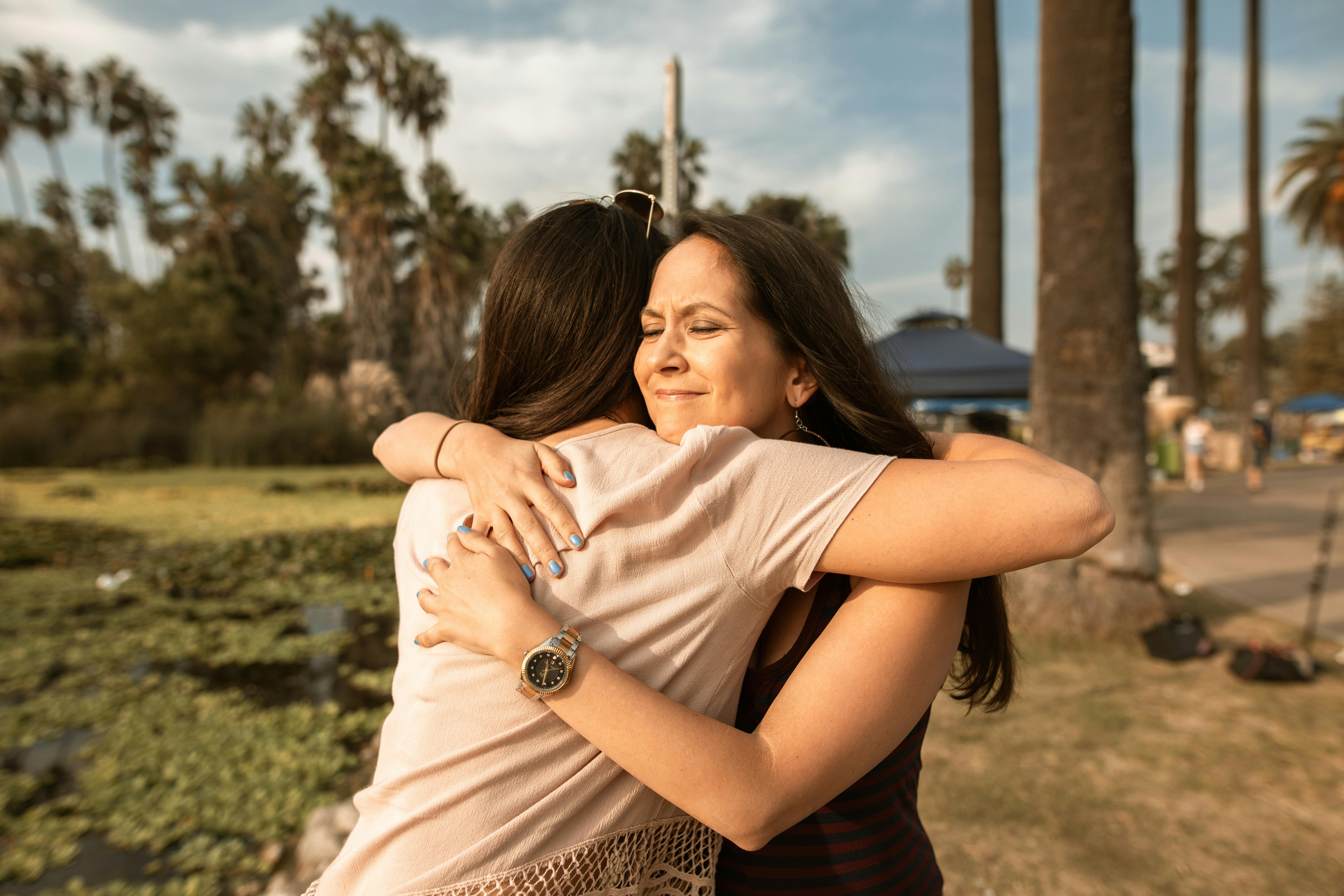 Friends hug | Source: Pexels