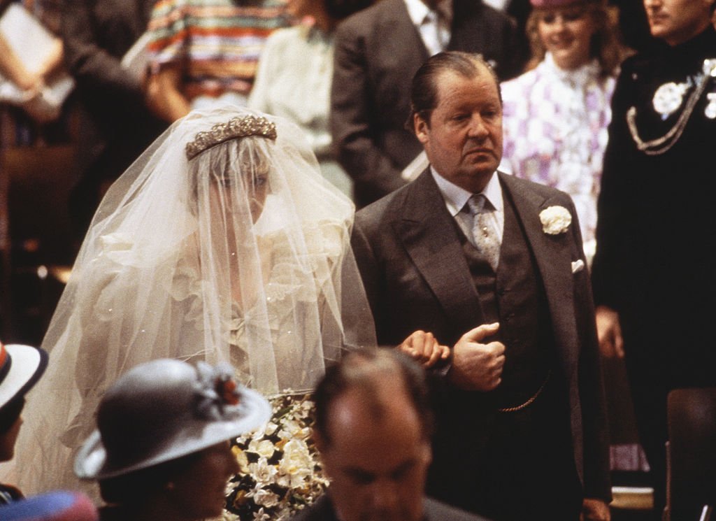 Lady Diana Spencer geht mit ihrem Vater, dem Earl Spencer, den Gang entlang | Quelle: Getty Images