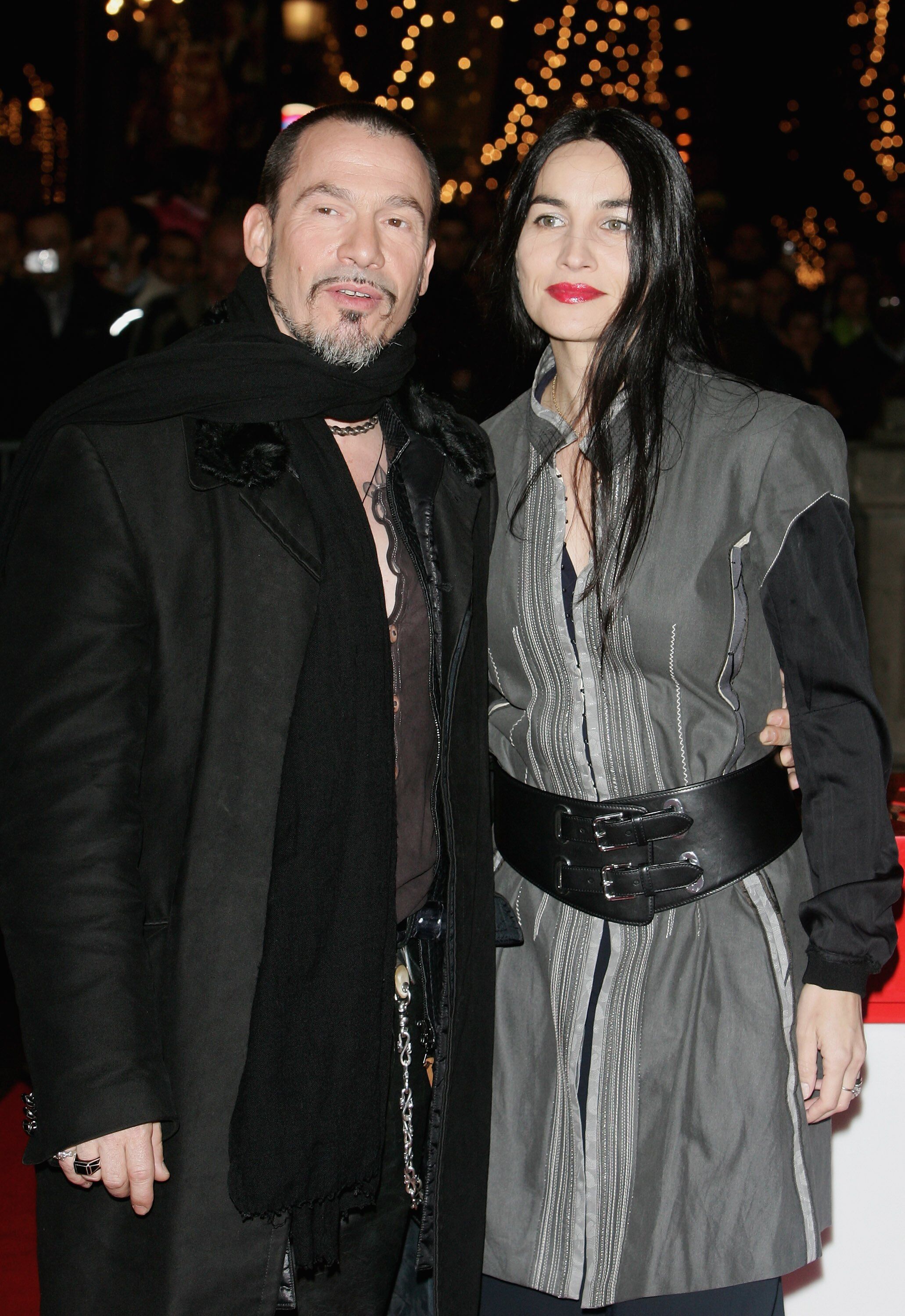 Le chanteur Florent Pagny et sa femme Azucena posent lors de la cérémonie officielle d'illumination de Noël aux Champs Elyséesà Paris, France. | Photo : GettyImage