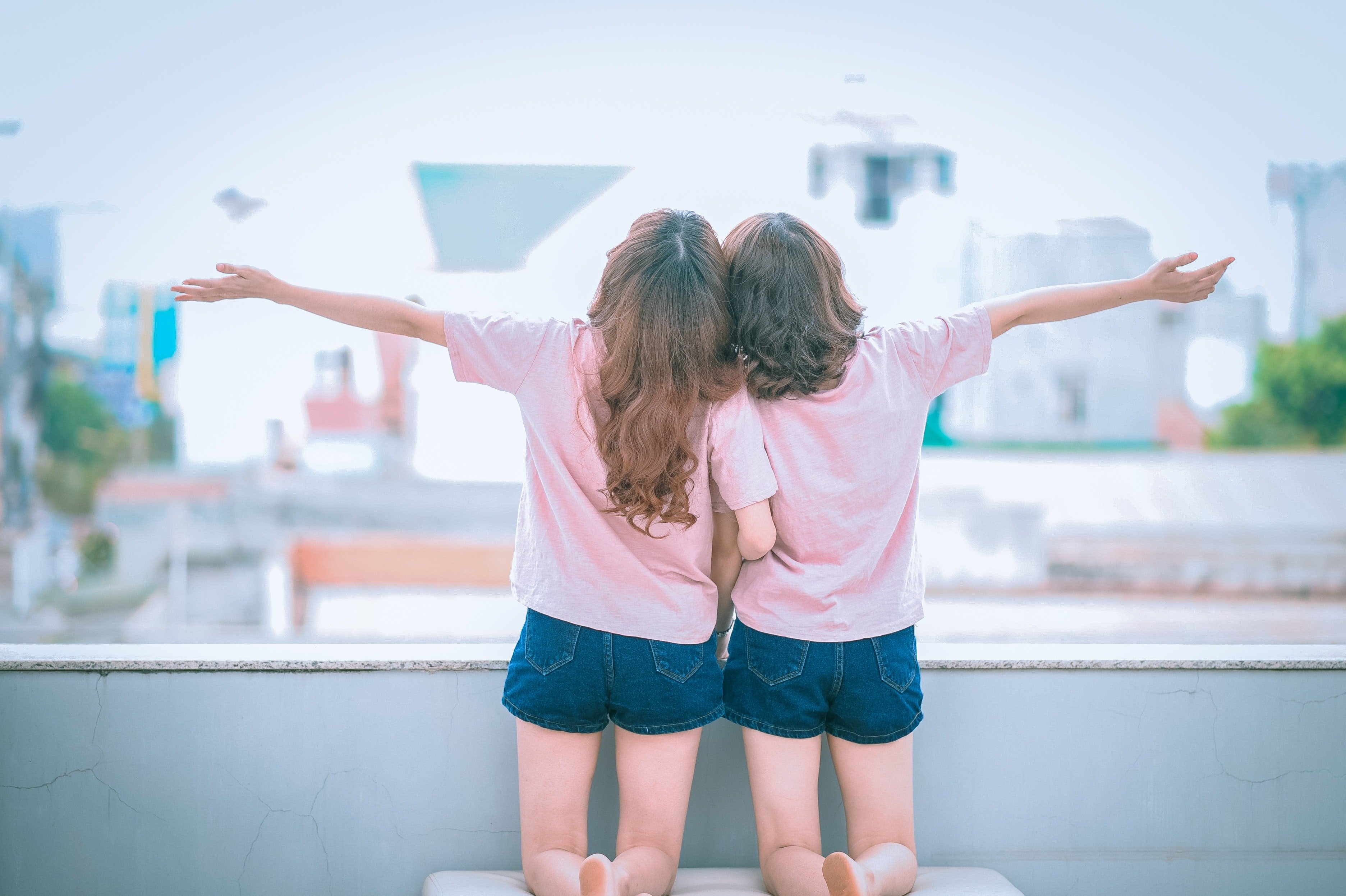 An image of young twin girls | Photo: Pexels