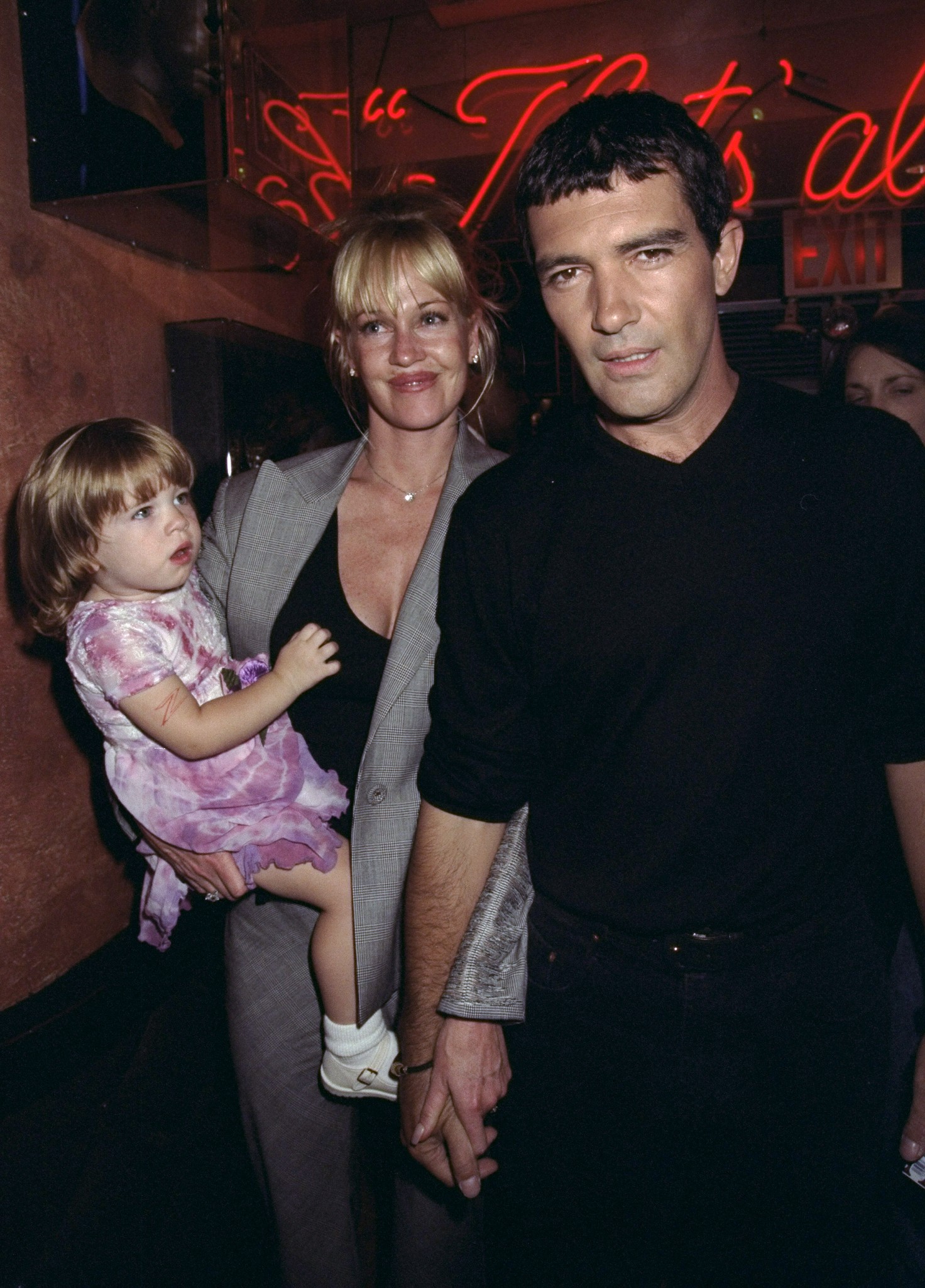 Antonio Banderas with Melanie Griffith and Stella Banderas on July 16, 1998 | Source: Getty Images