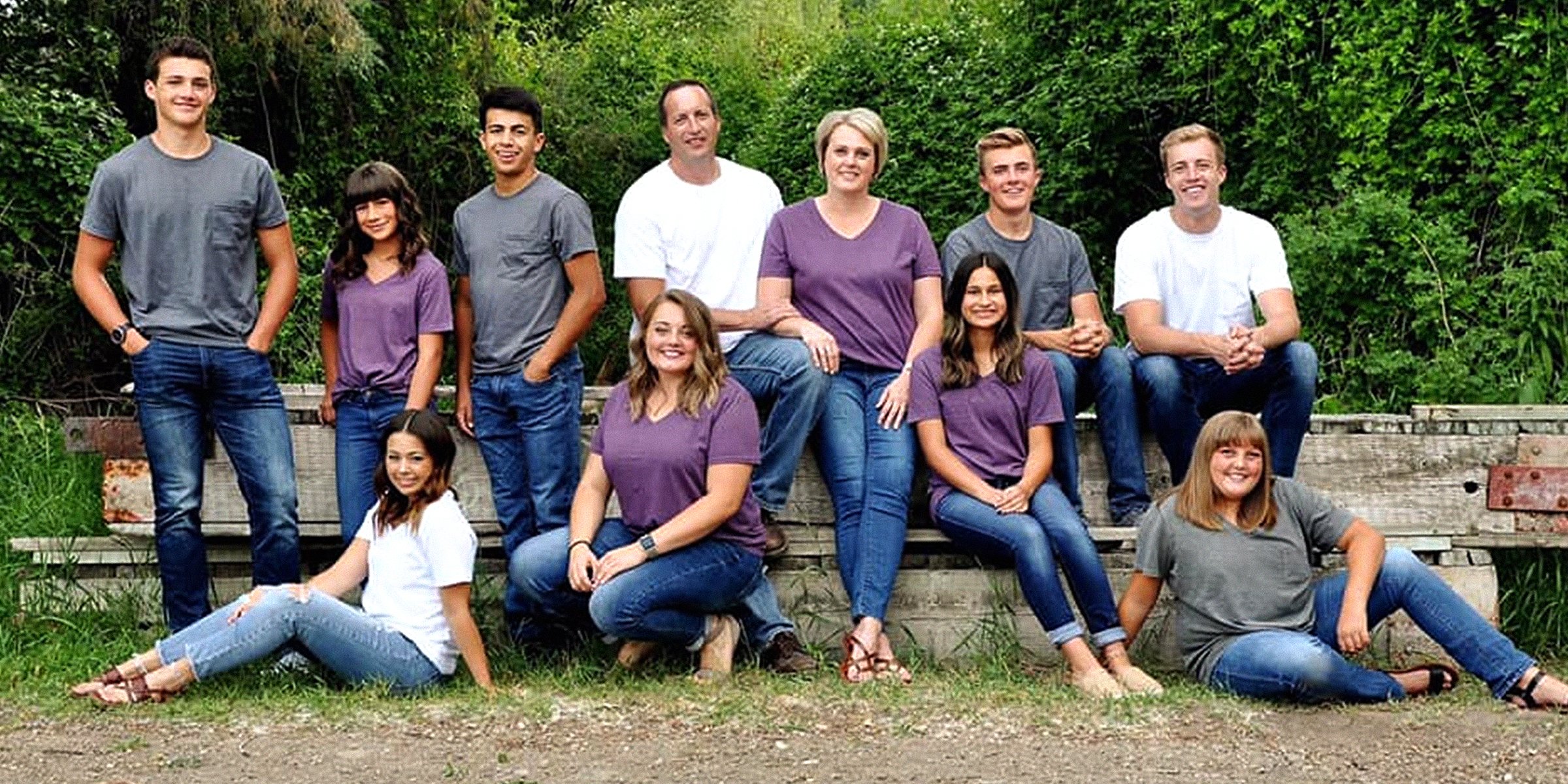 Dan and Lana Weber with their children and nieces and nephews | Source: facebook.com/lana.h.weber.5