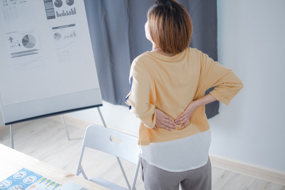 Frau mit Rückenschmerzen | Quelle: Shutterstock