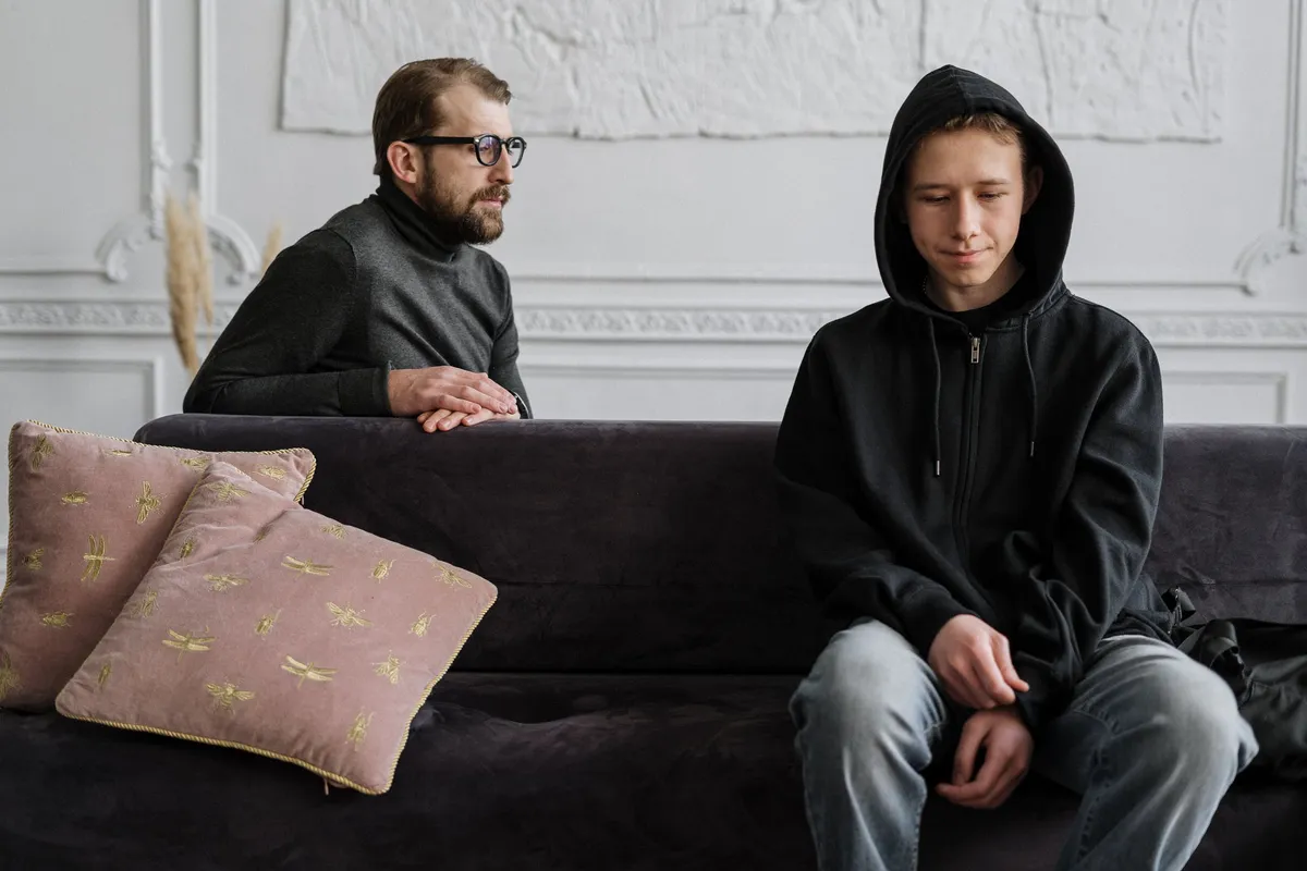 Une discussion entre père et fils. | Source : Pexels