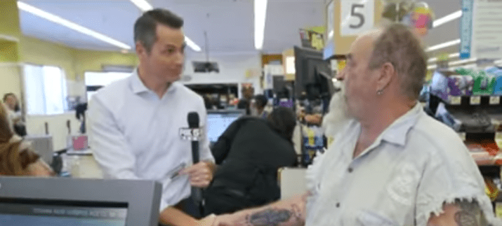 Larry agradeció al reportero por pagar sus compras. | Foto: Youtube/FOX5 Las Vegas