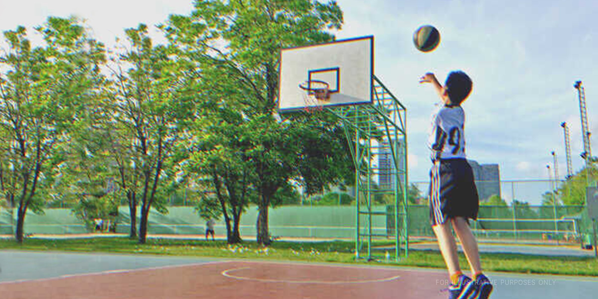 Boy with one hand playing basketball | Source: Shutterstock