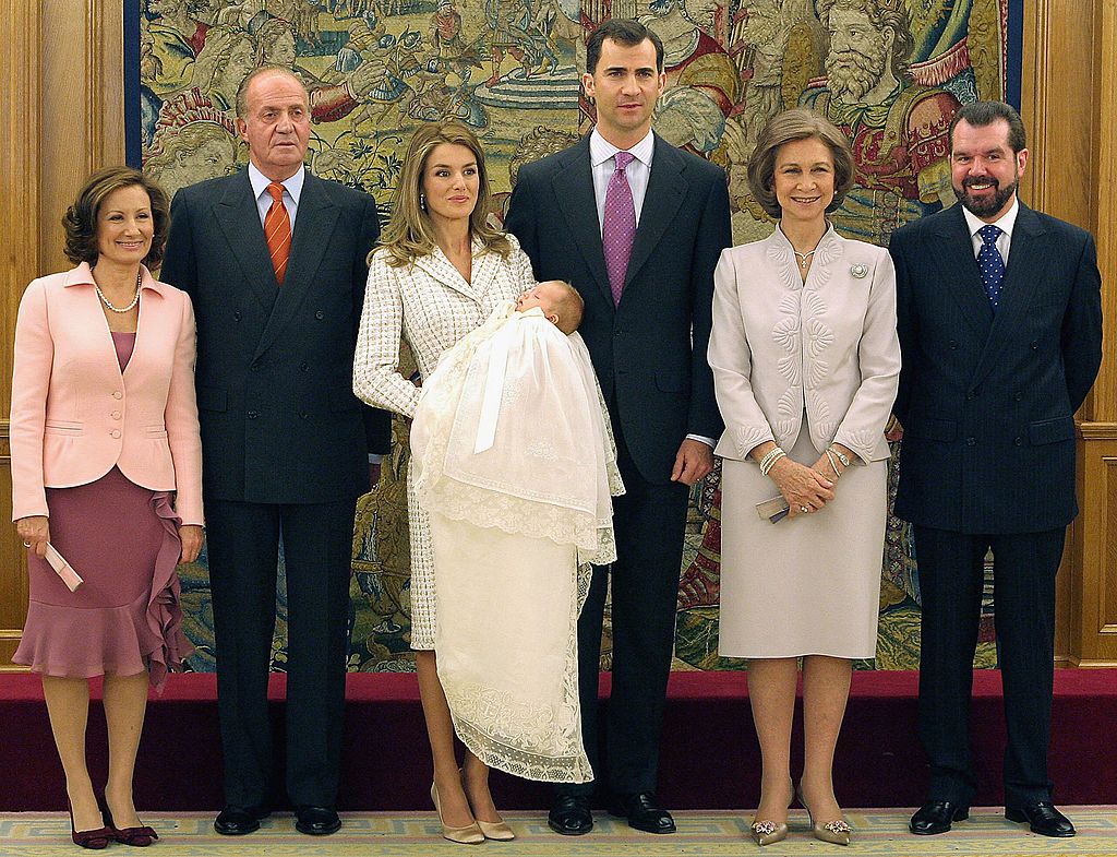 Paloma Rocasolano, Juan Carlos, Letizia con Leonor, Felipe, Sofía y Jesús Ortiz. | Foto: Getty Images