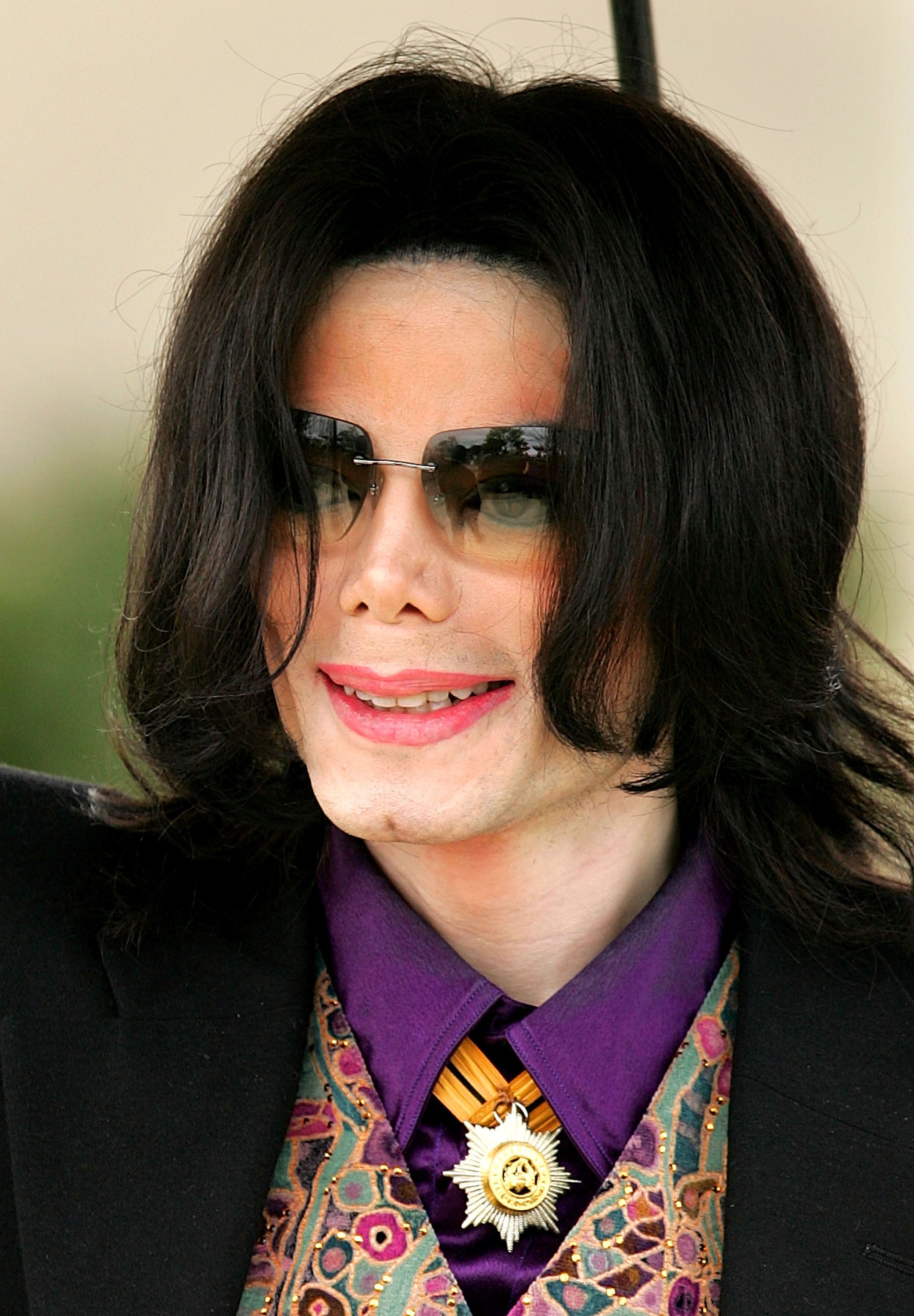 Michael Jackson walks out of court on March 3, 2005 in Santa Maria, California | Photo: Getty Images