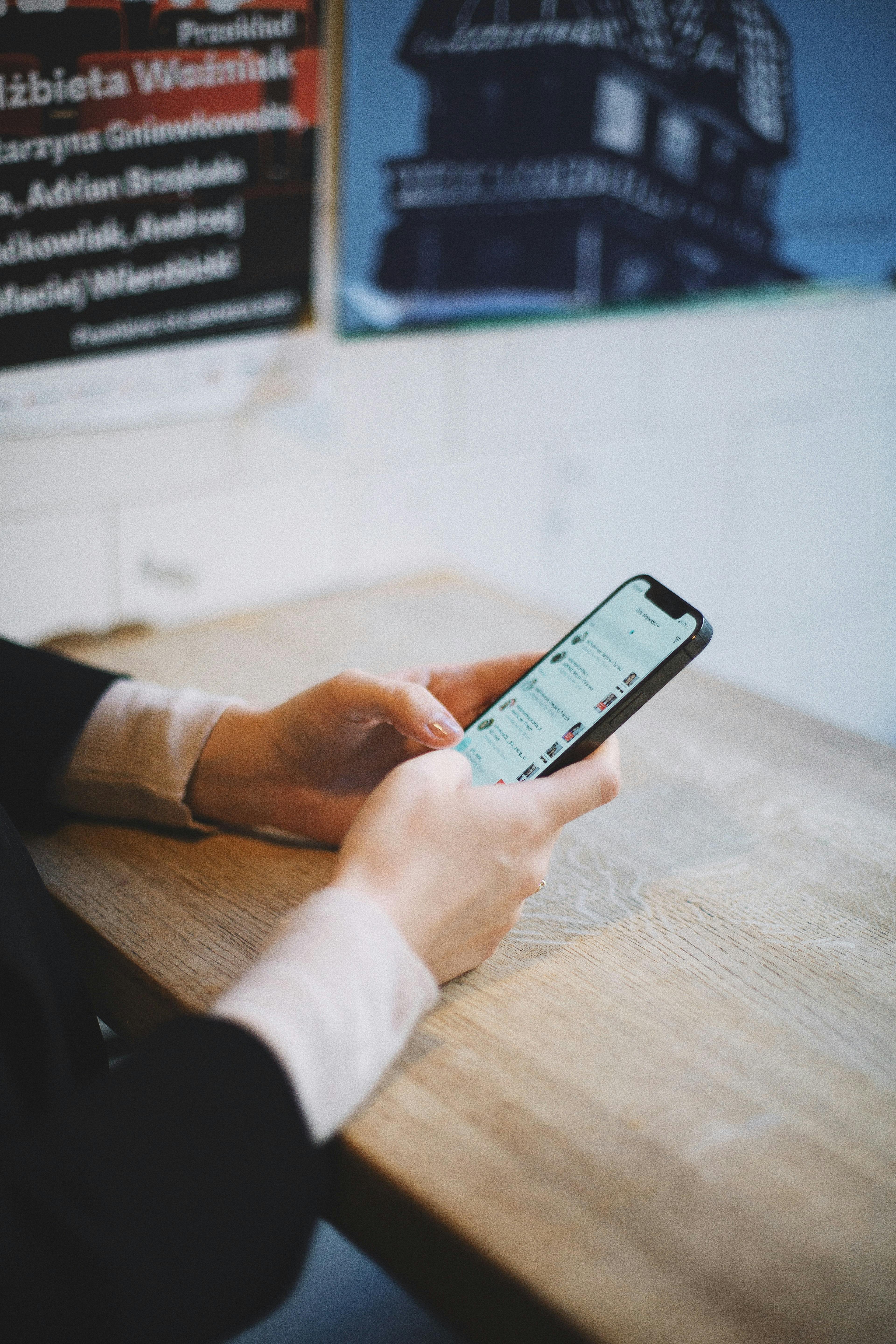 A woman texting on her phone | Source: Pexels