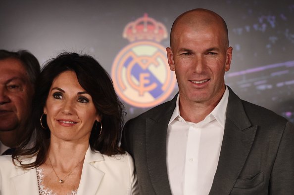 Zinedine Zidane pose avec son épouse Véronique Zidane  au stade Santiago Bernabeu à Madrid, Espagne. | Photo : GettyImage