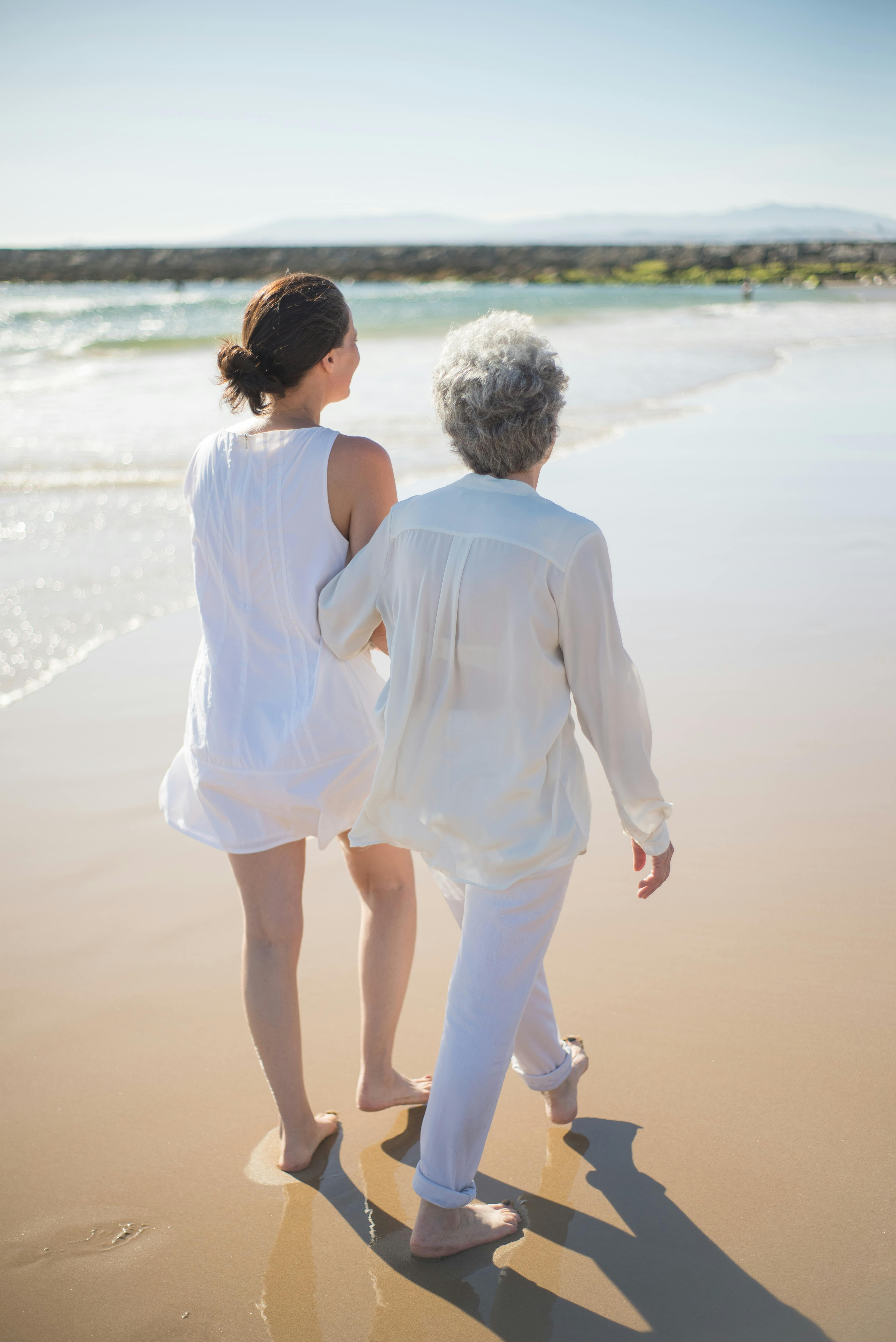 Two women walking down a beach | Source: Pexels