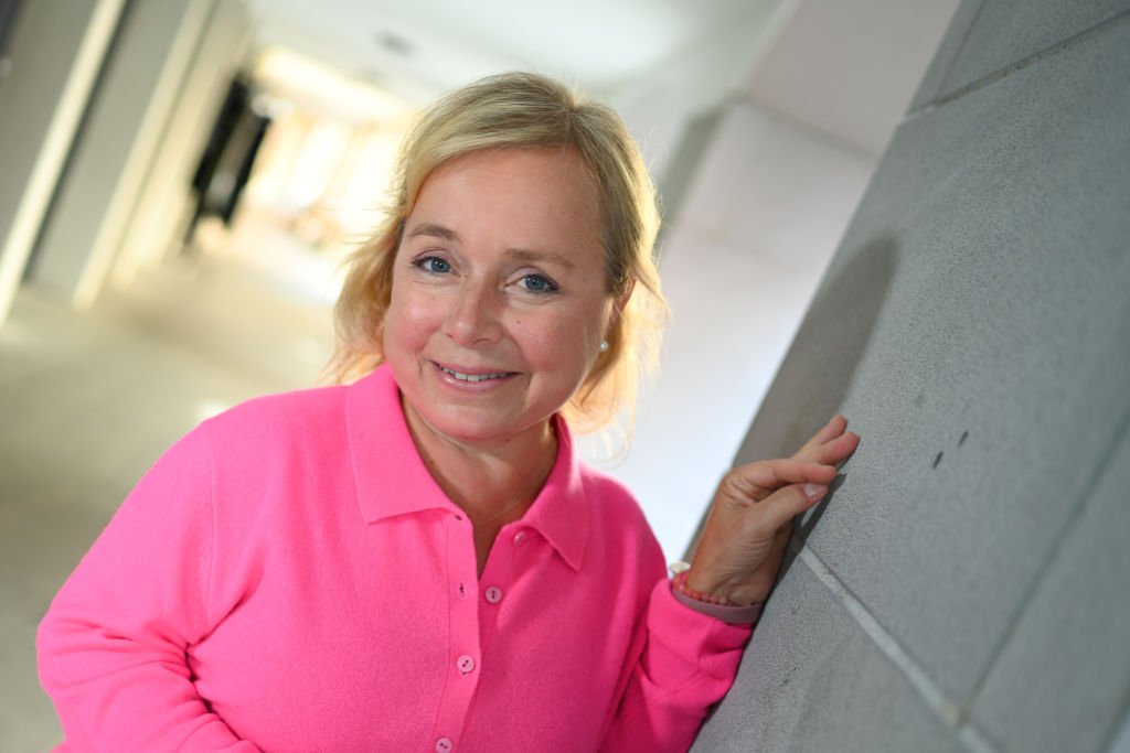 Christine Urspruch lehnt sich an eine Hauswand in der Altstadt der Insel Lindau | Quelle: Getty Images