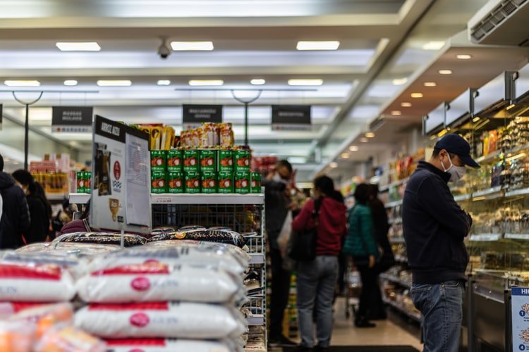 Des gens aux supermarchés. | Photo : Unsplash