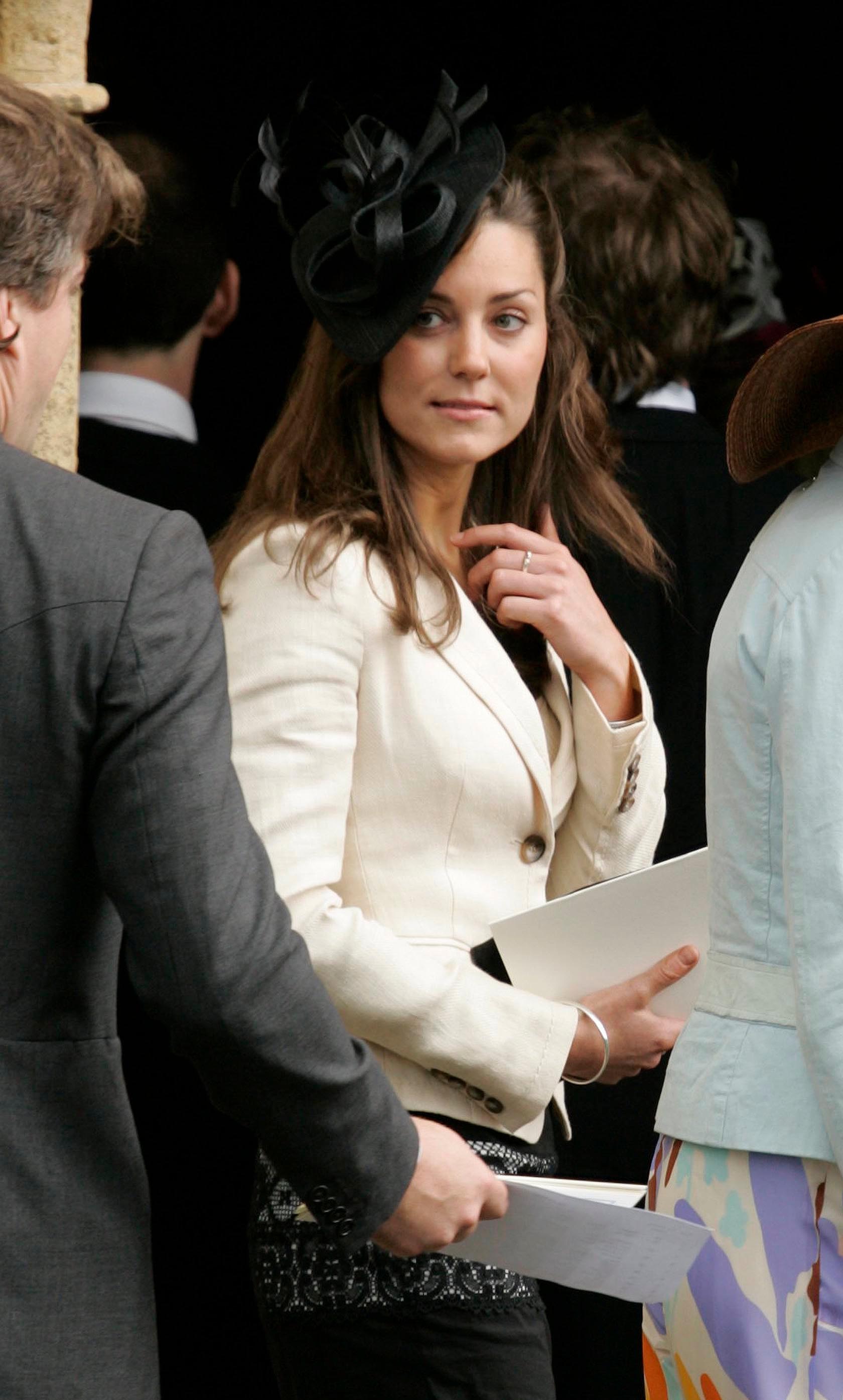 Kate Middleton turns heads with effortless elegance as she arrives at a society wedding, her signature natural beauty and understated style already setting her apart from Britain's social set.