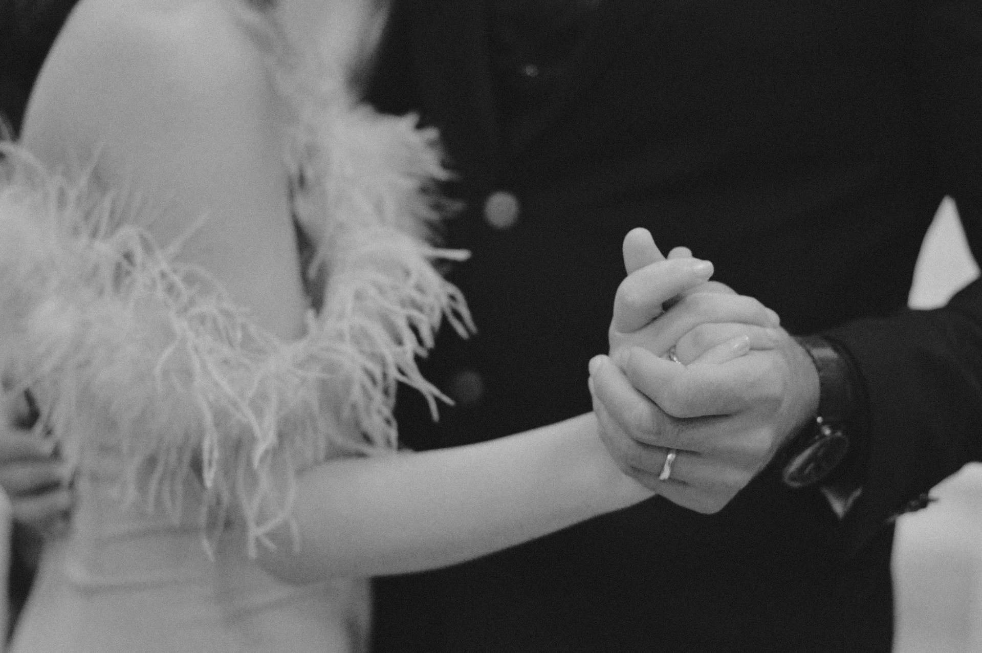 Close-up shot of a bride and groom dancing | Source: Pexels