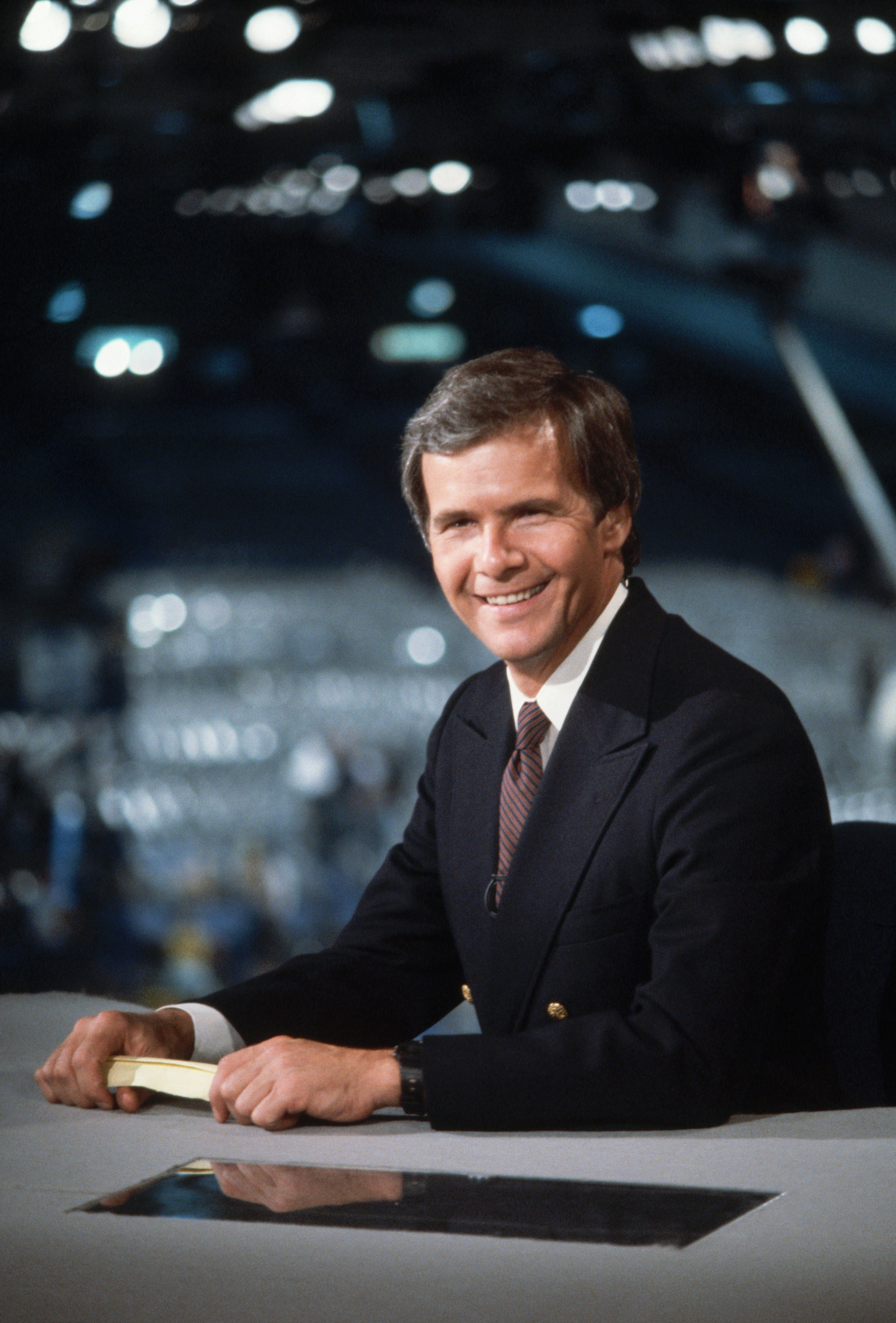 Tom Brokaw on set performing his news anchor duties in an undated photo | Source: Getty Images